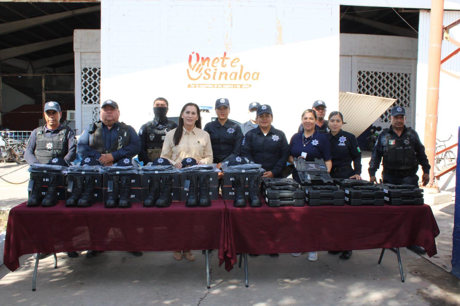 $!Entregan uniformes y armas a policías de Escuinapa