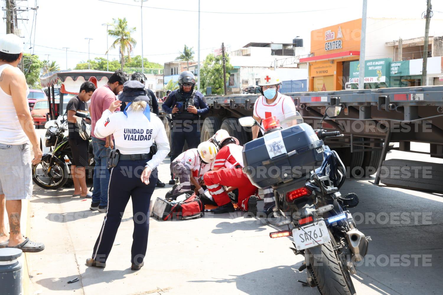 $!Sobrevive motociclista tras chocar contra pulmonía y quedar bajo tráiler en Mazatlán