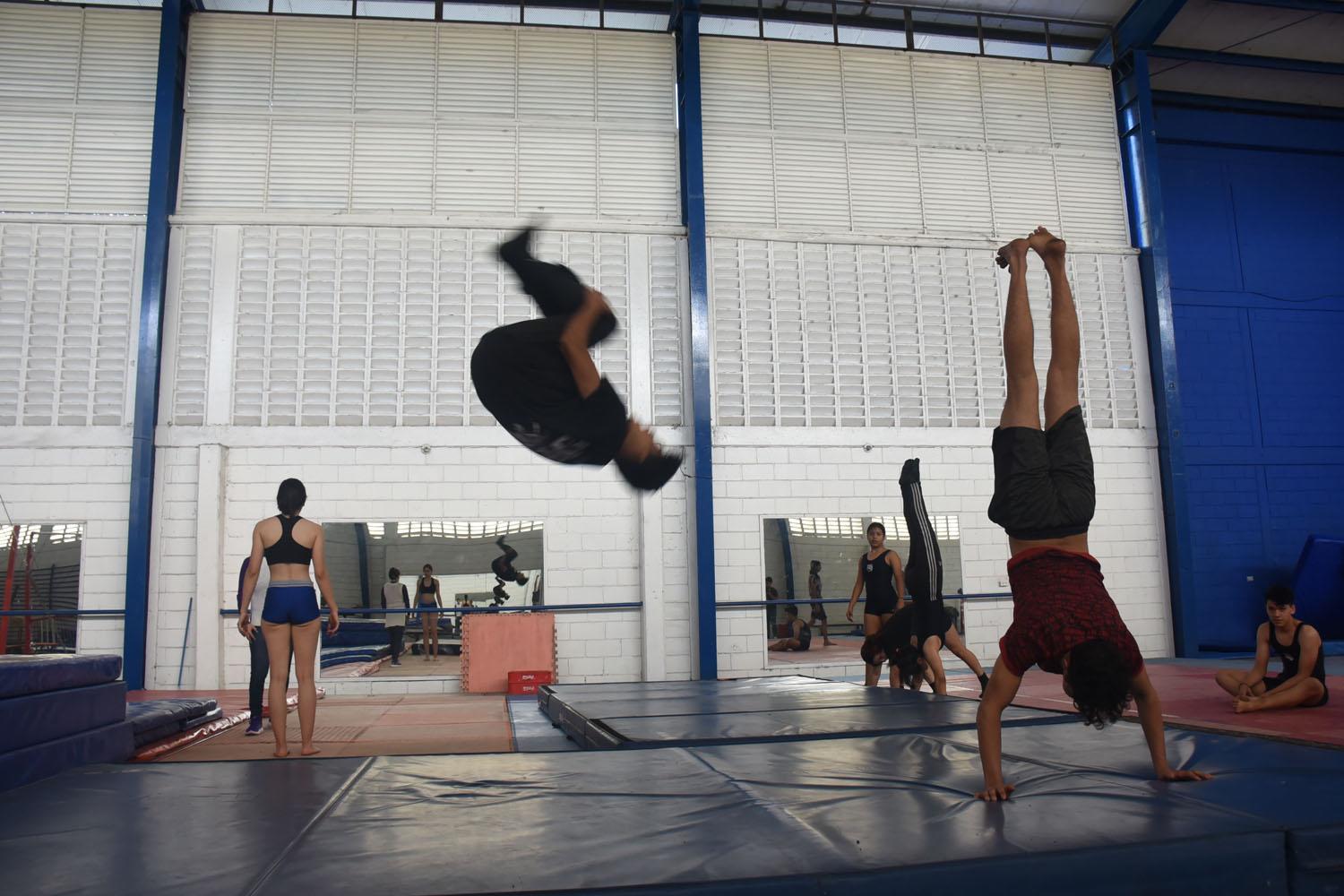 $!Con jóvenes por las mañanas y niños por las tardes, reabre Escuela de Gimnasia de la UAS