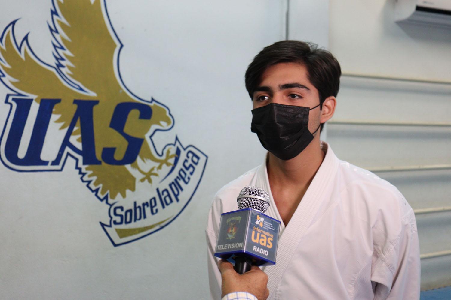 $!Jacobo Miranda, estudiante de la UAS, se cuelga cuatro medallas en Nacional de Karate