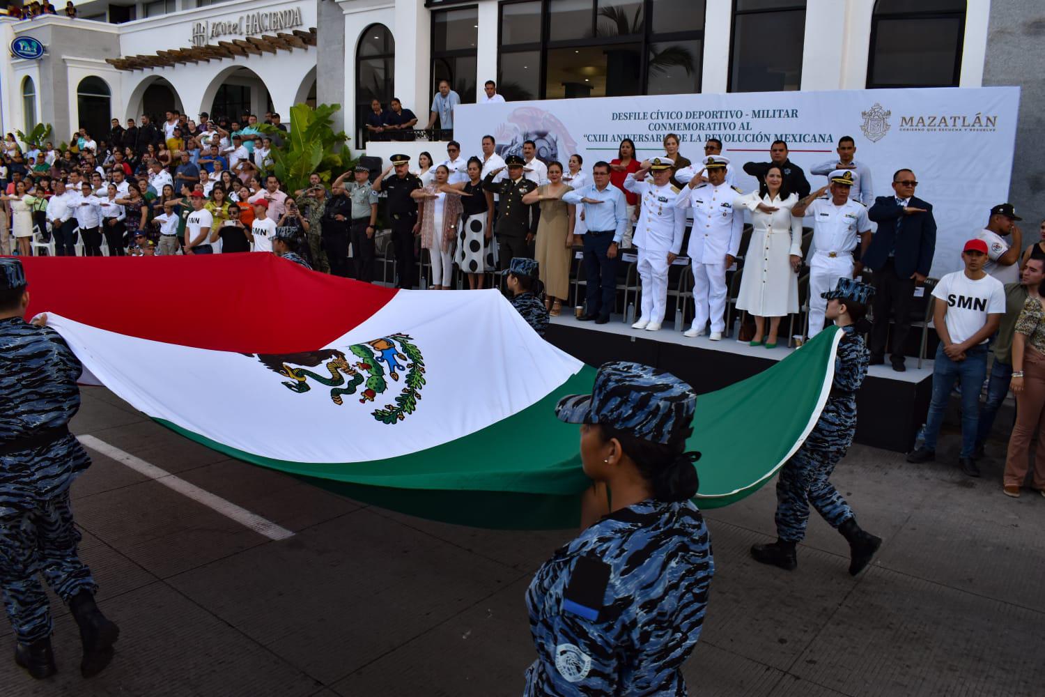 $!Conmemoran en Mazatlán la Revolución Mexicana con desfile en el malecón