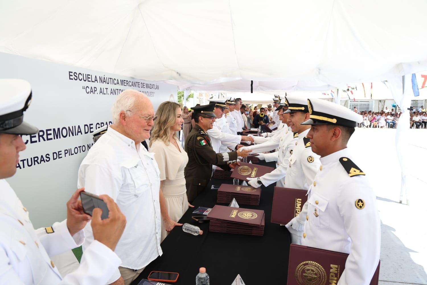 $!Egresan 85 nuevos profesionales de la Escuela Náutica de Mazatlán