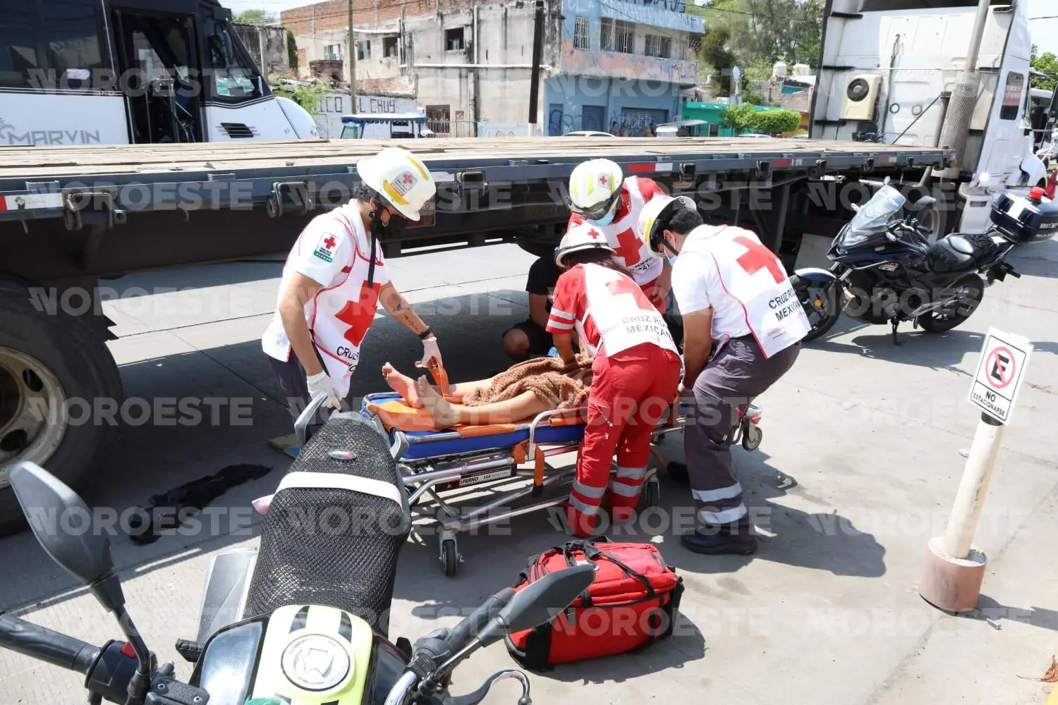 $!Sobrevive motociclista tras chocar contra pulmonía y quedar bajo tráiler en Mazatlán