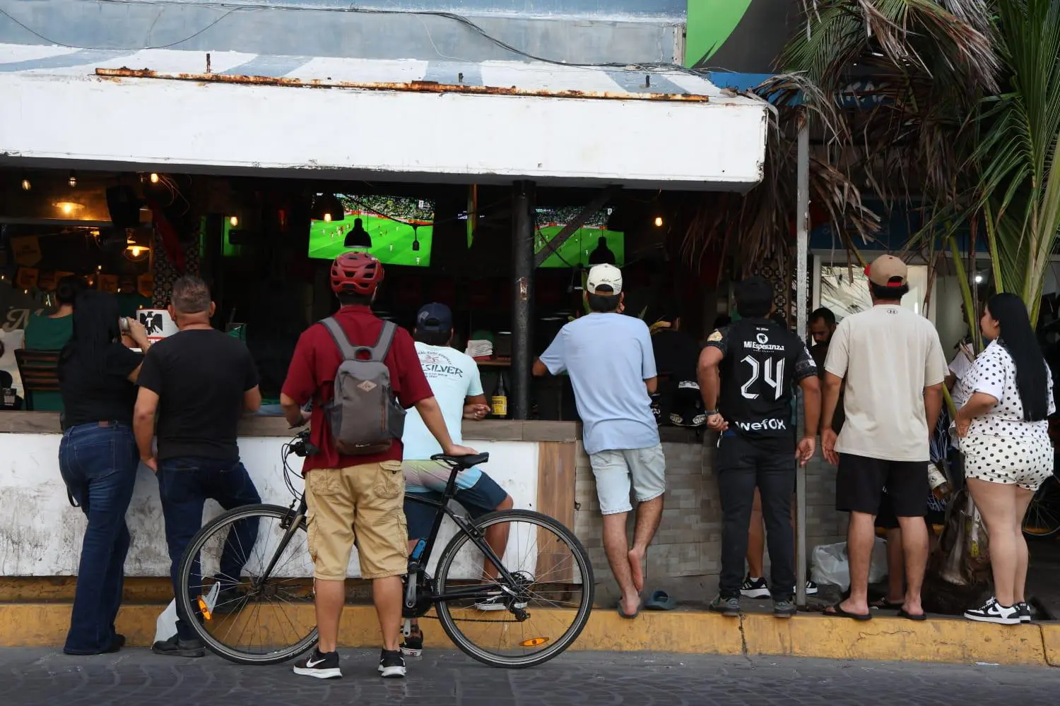 $!Afición mazatleca celebra los goles de México ante Chequia
