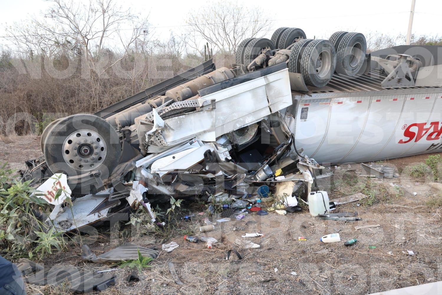 $!Tráiler cargado de mercancía se vuelca en la autopista Culiacán-Mazatlán