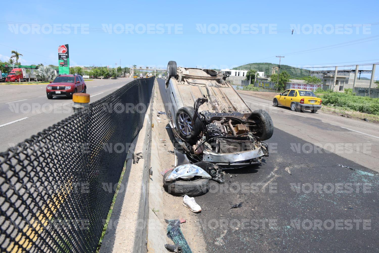 $!Auto vuelca tras chocar contra muro de contención de la carretera Internacional al sur, en Mazatlán