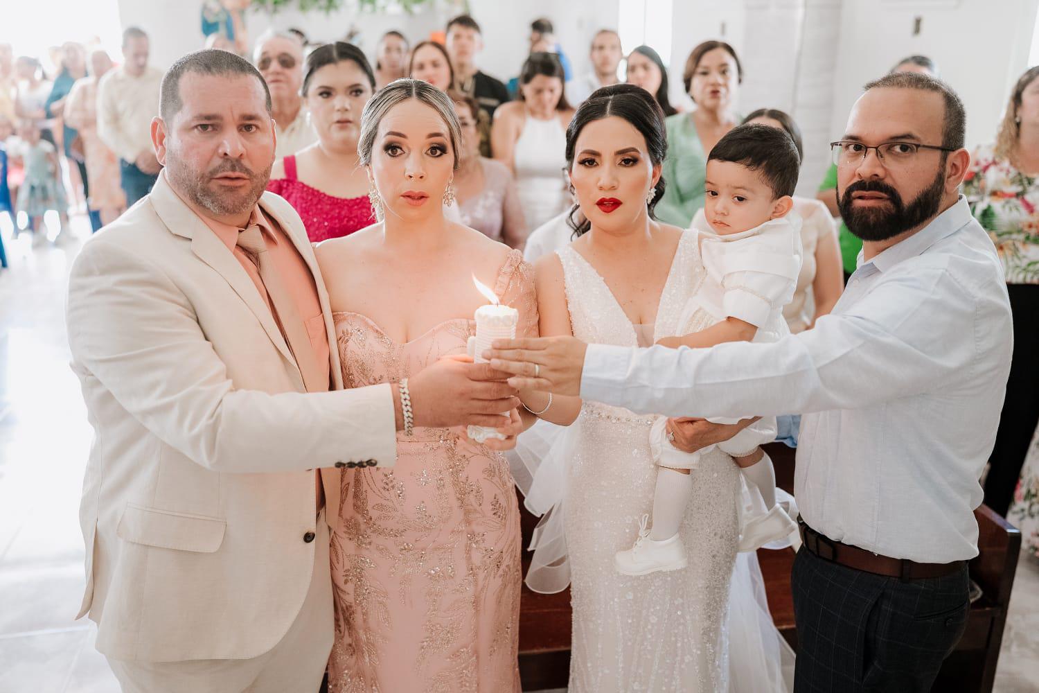$!El recién bautiza entre su padrinos, Martín Páez Portillo y Adriana Valenzuela, y sus papás Patricia Ontiveros Mendoza y Jose Arellano Arámburo.