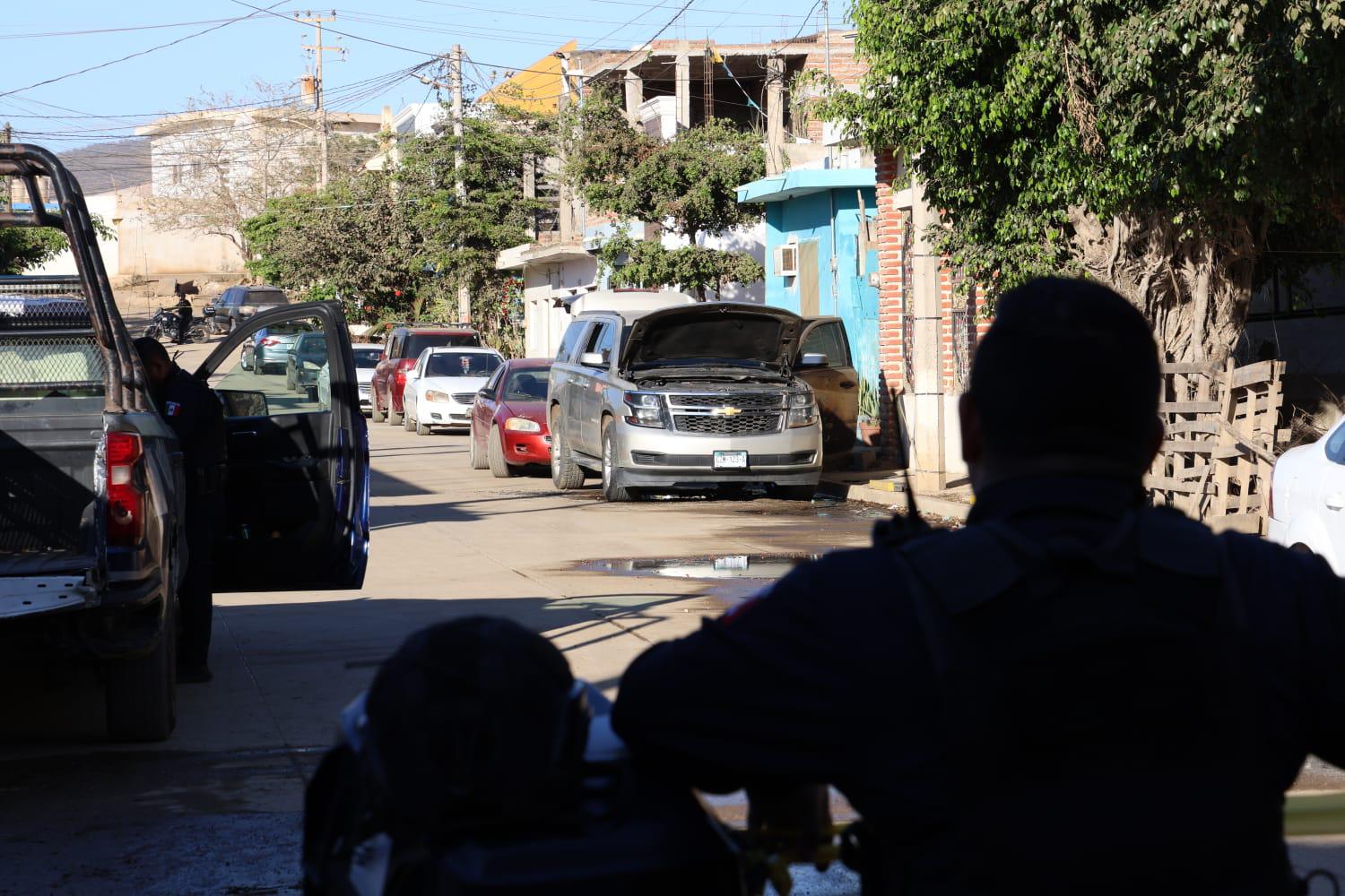 $!Motociclistas intentan incendiar una camioneta estacionada en Mazatlán