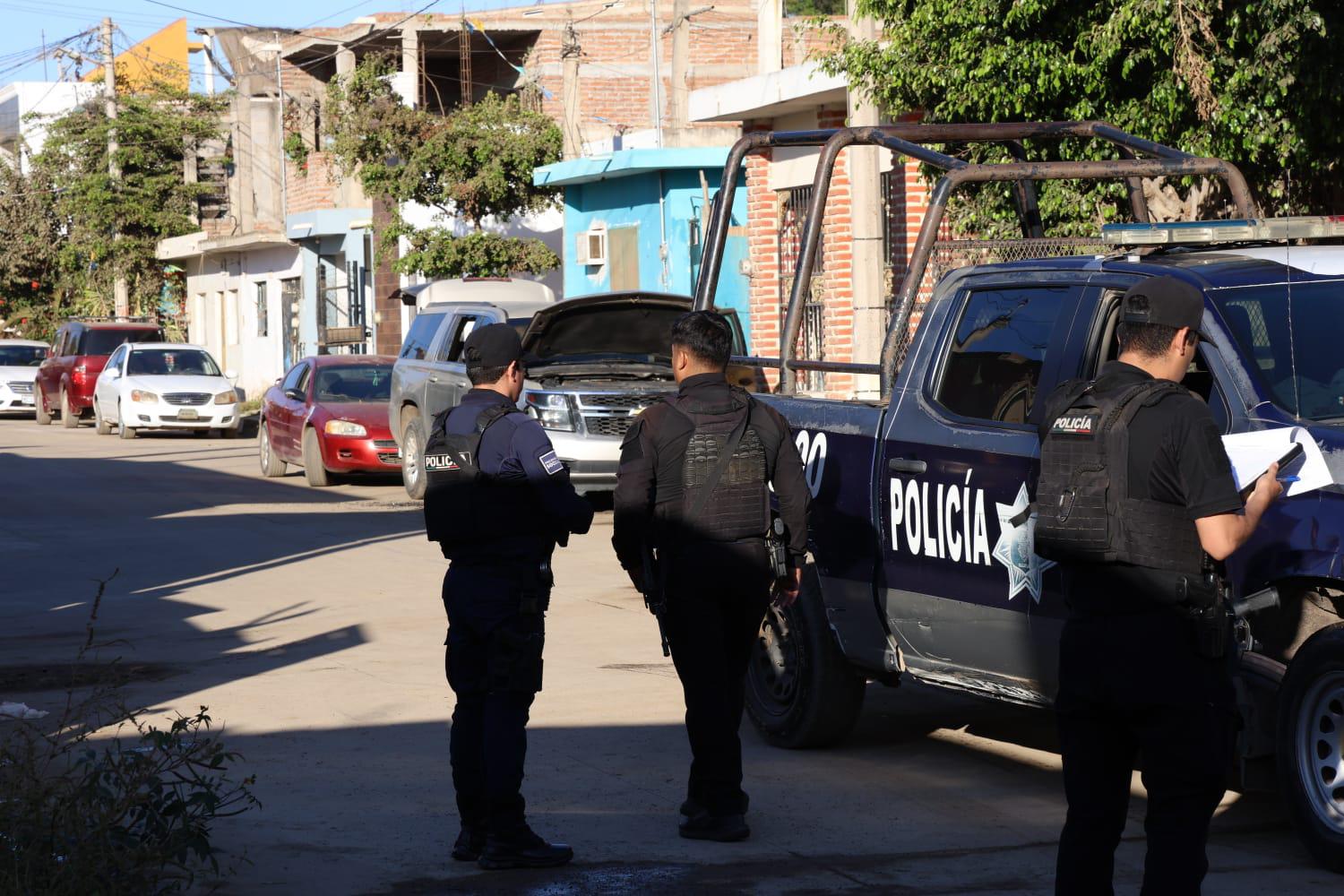 $!Motociclistas intentan incendiar una camioneta estacionada en Mazatlán