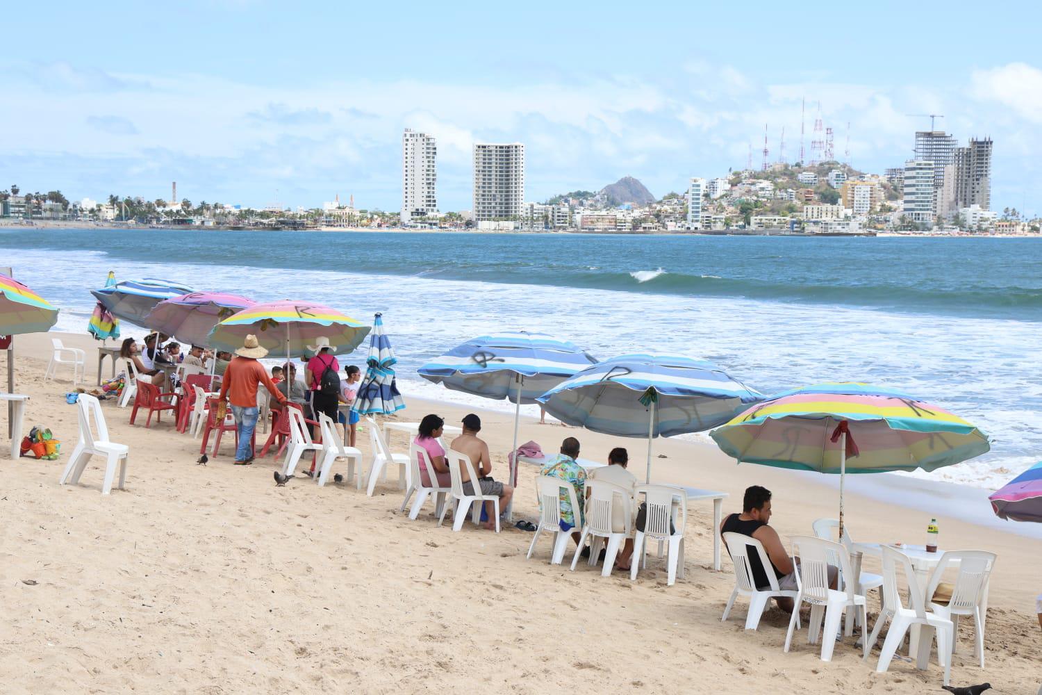 $!Registran restaurantes buena afluencia de comensales durante el Día del Padre en Mazatlán