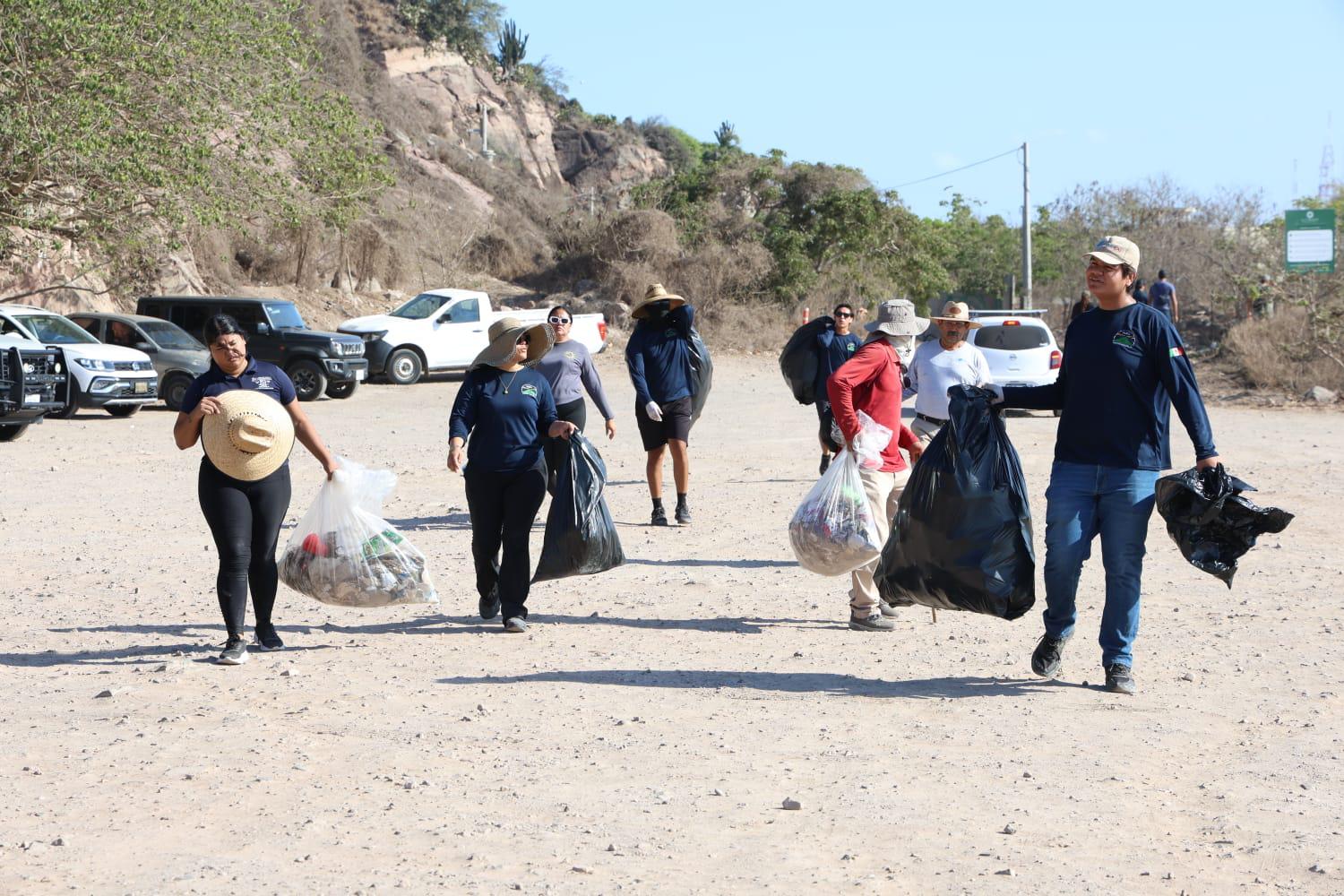 $!Retiran media tonelada de residuos en limpieza a la escollera del Faro, en Mazatlán