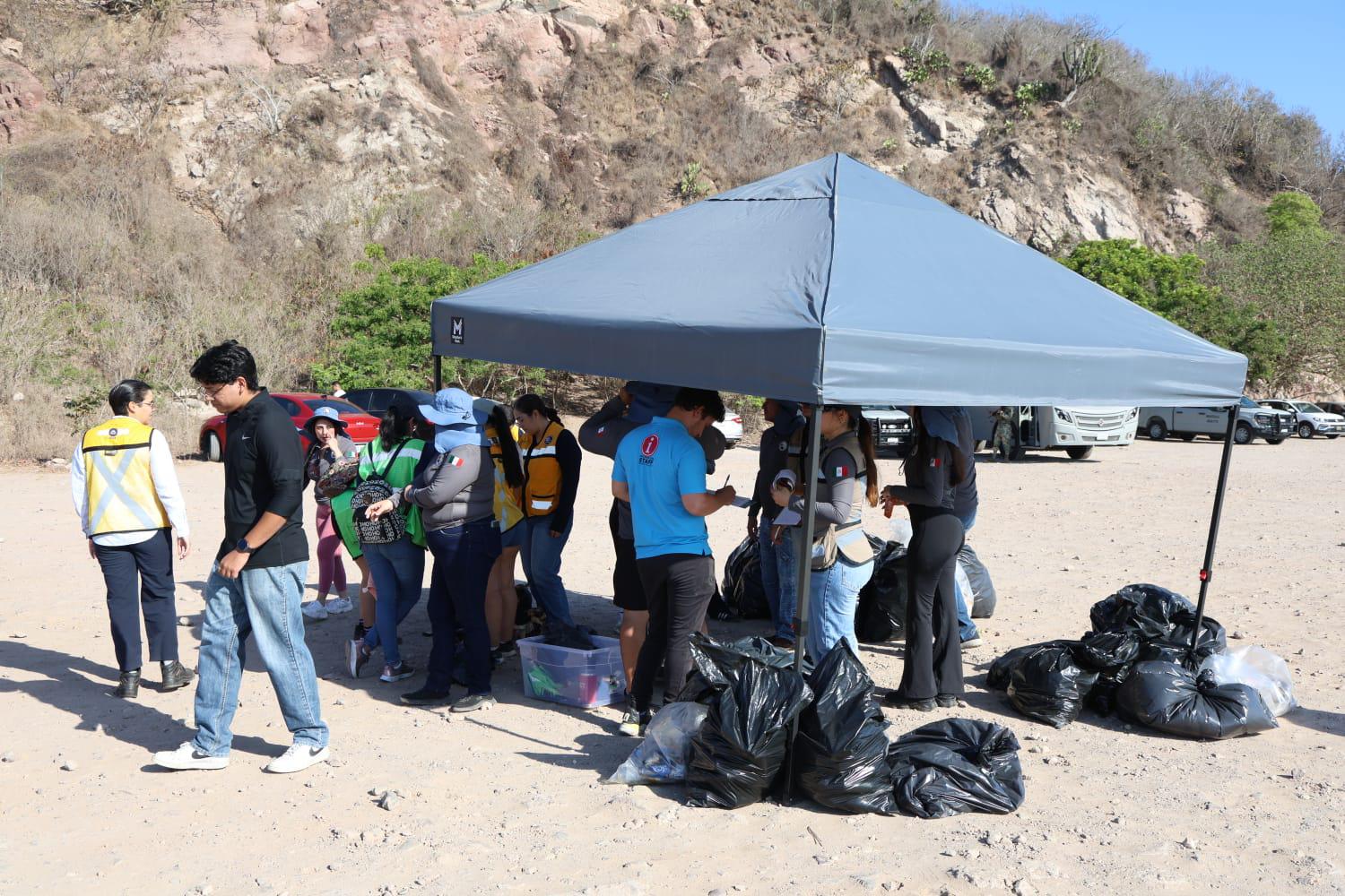 $!Retiran media tonelada de residuos en limpieza a la escollera del Faro, en Mazatlán