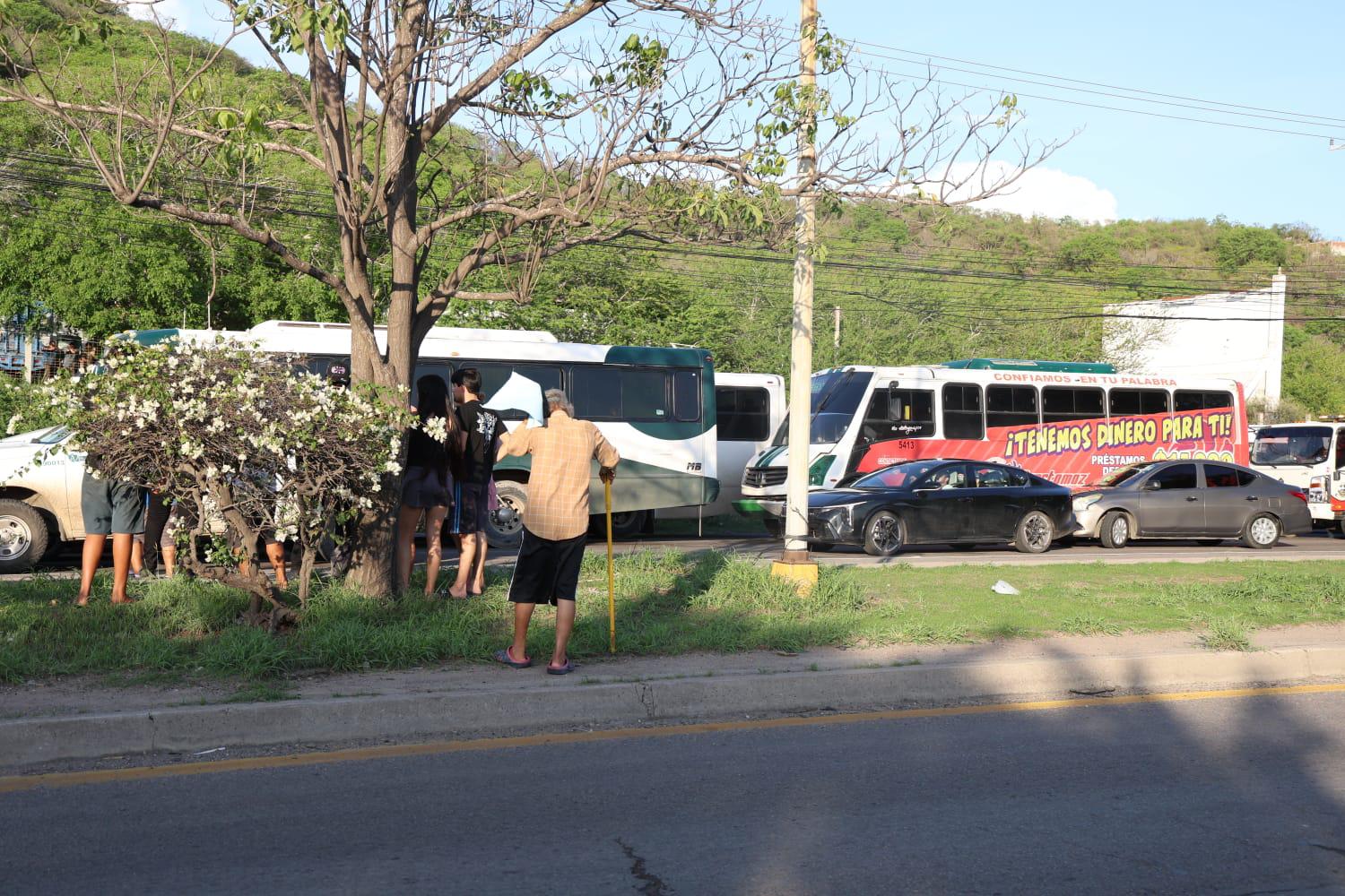 $!Vecinos bloquean la carretera Internacional al sur en Mazatlán por falta de energía eléctrica
