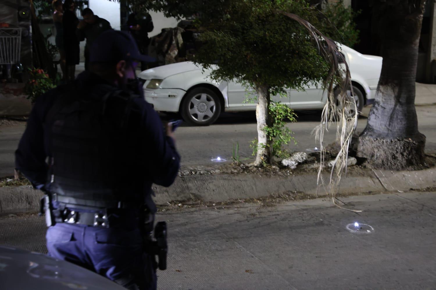 $!Motociclistas disparan contra fachada de vivienda en Villas del Rey, en Mazatlán