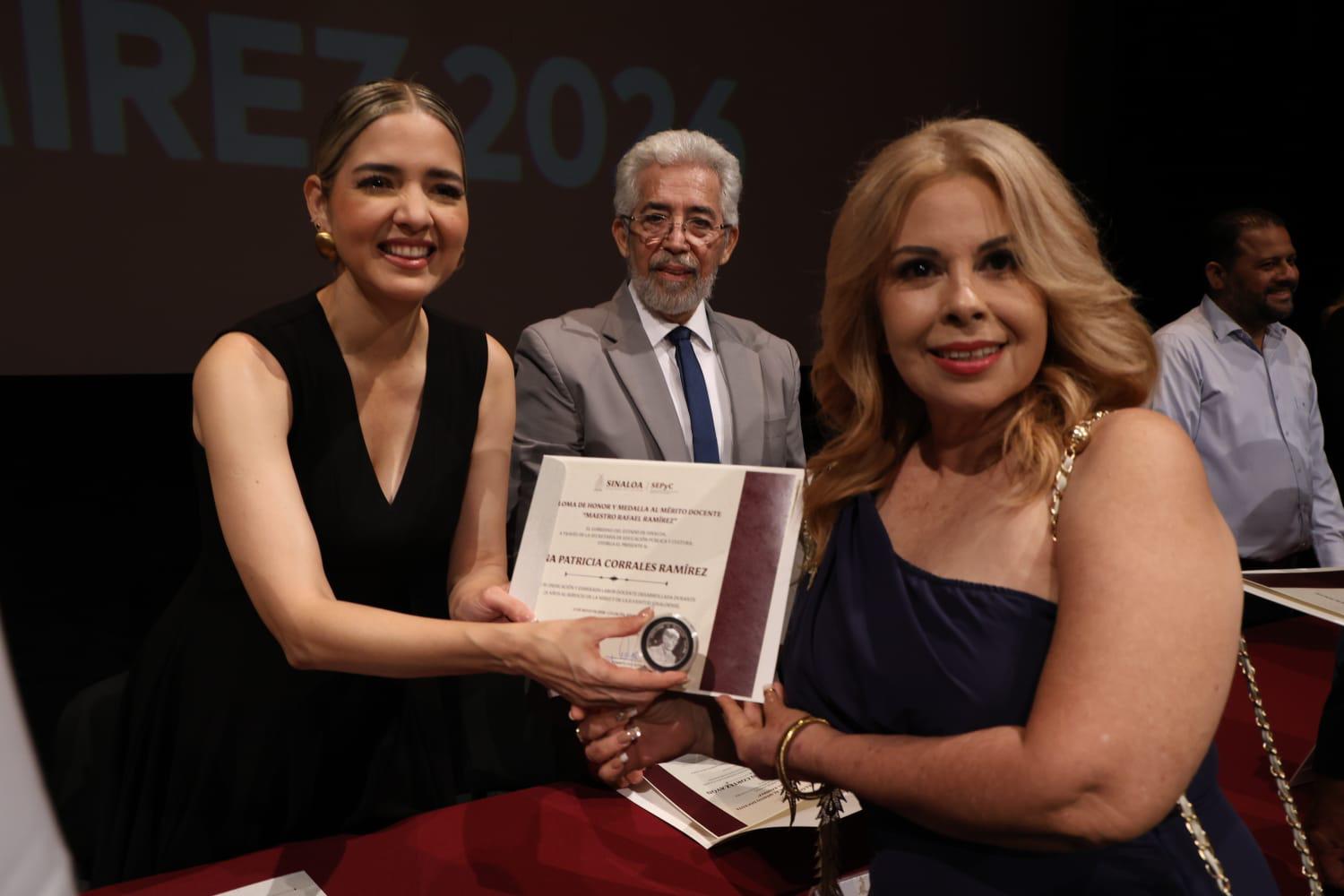 $!Reconocen en Mazatlán a 79 maestros con la Medalla Rafael Ramírez 2026