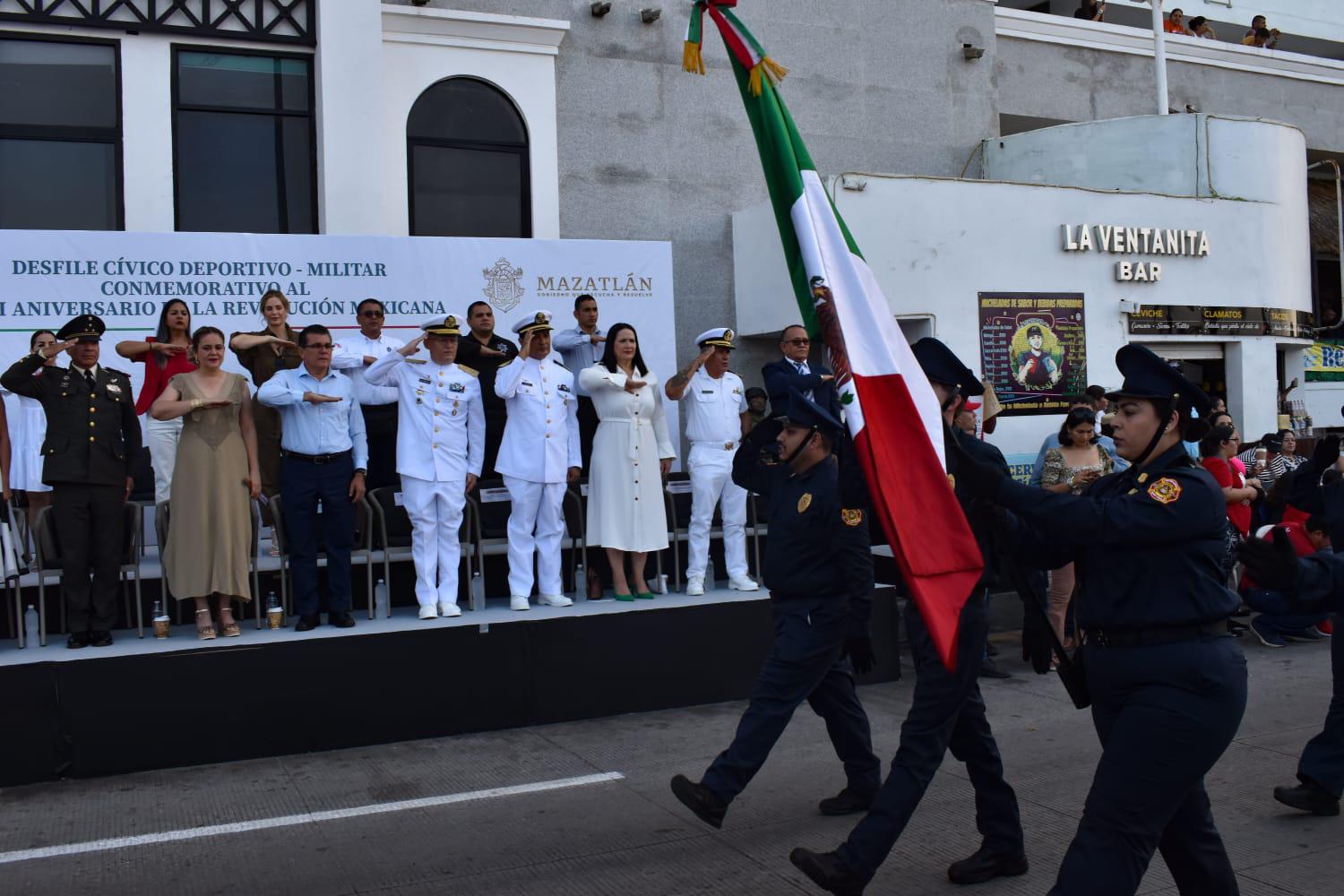 $!Conmemoran en Mazatlán la Revolución Mexicana con desfile en el malecón
