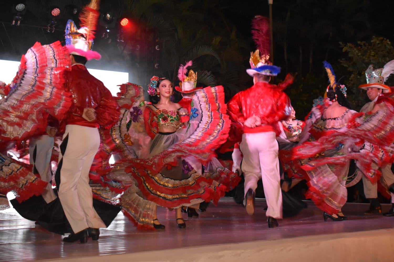 $!Fiesta y folclór sinaloense durante la presentación de ‘A qué sabe Sinaloa’.