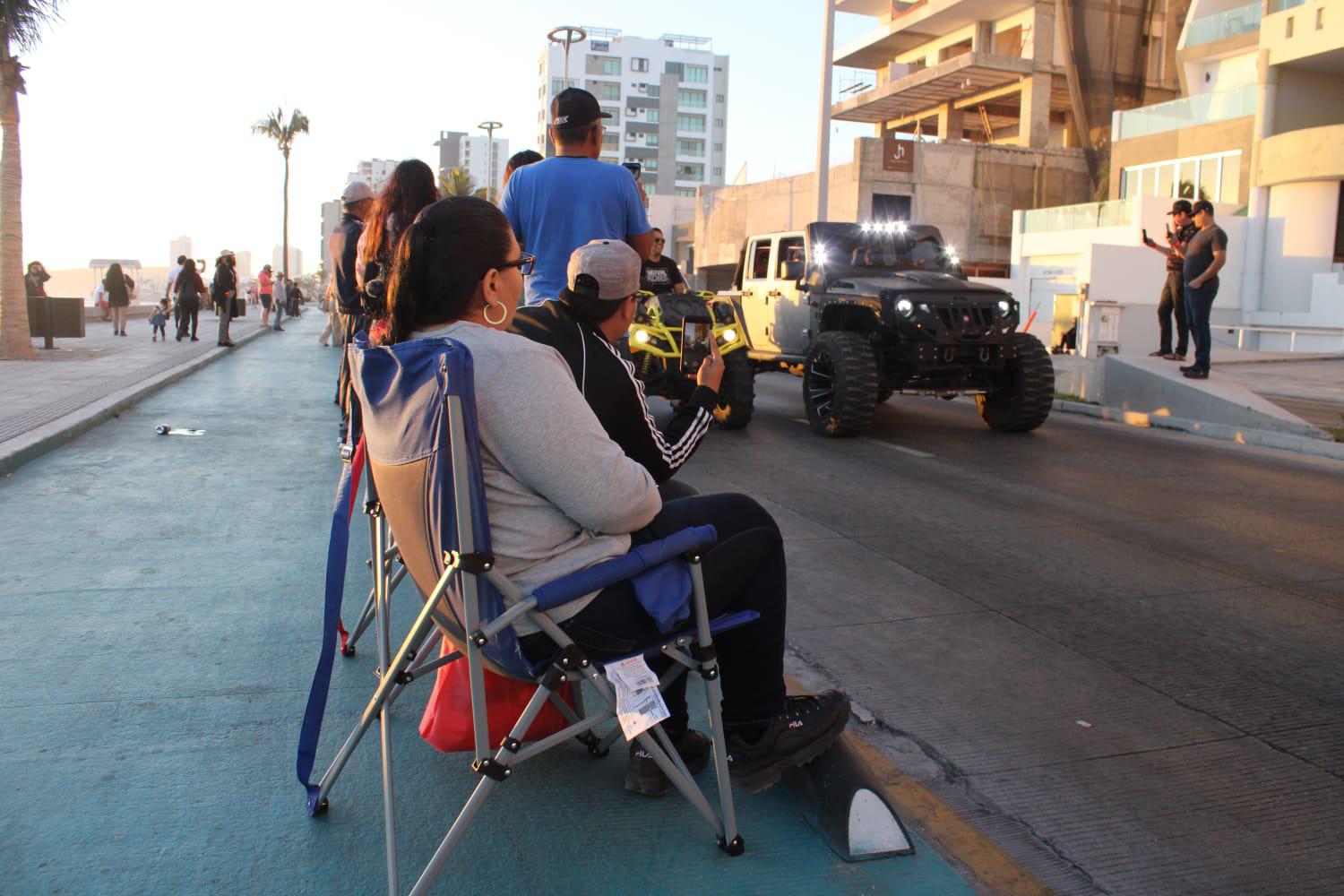 $!Semana de la Troca: Cientos de camionetas recorren el malecón de Mazatlán