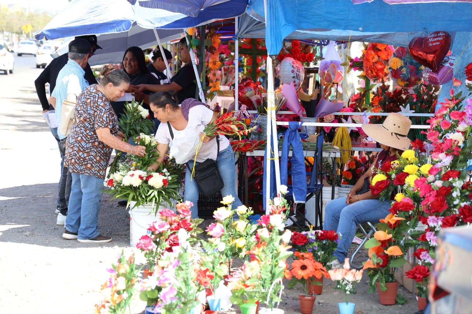 $!Panteones de Mazatlán comienzan a recibir visitantes previo al Día de las Madres