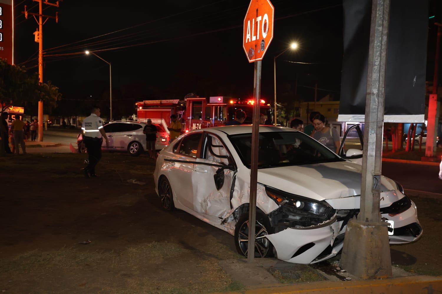 $!Aparatoso choque en Mazatlán: dos vehículos se impactan en crucero semaforizado de Insurgentes
