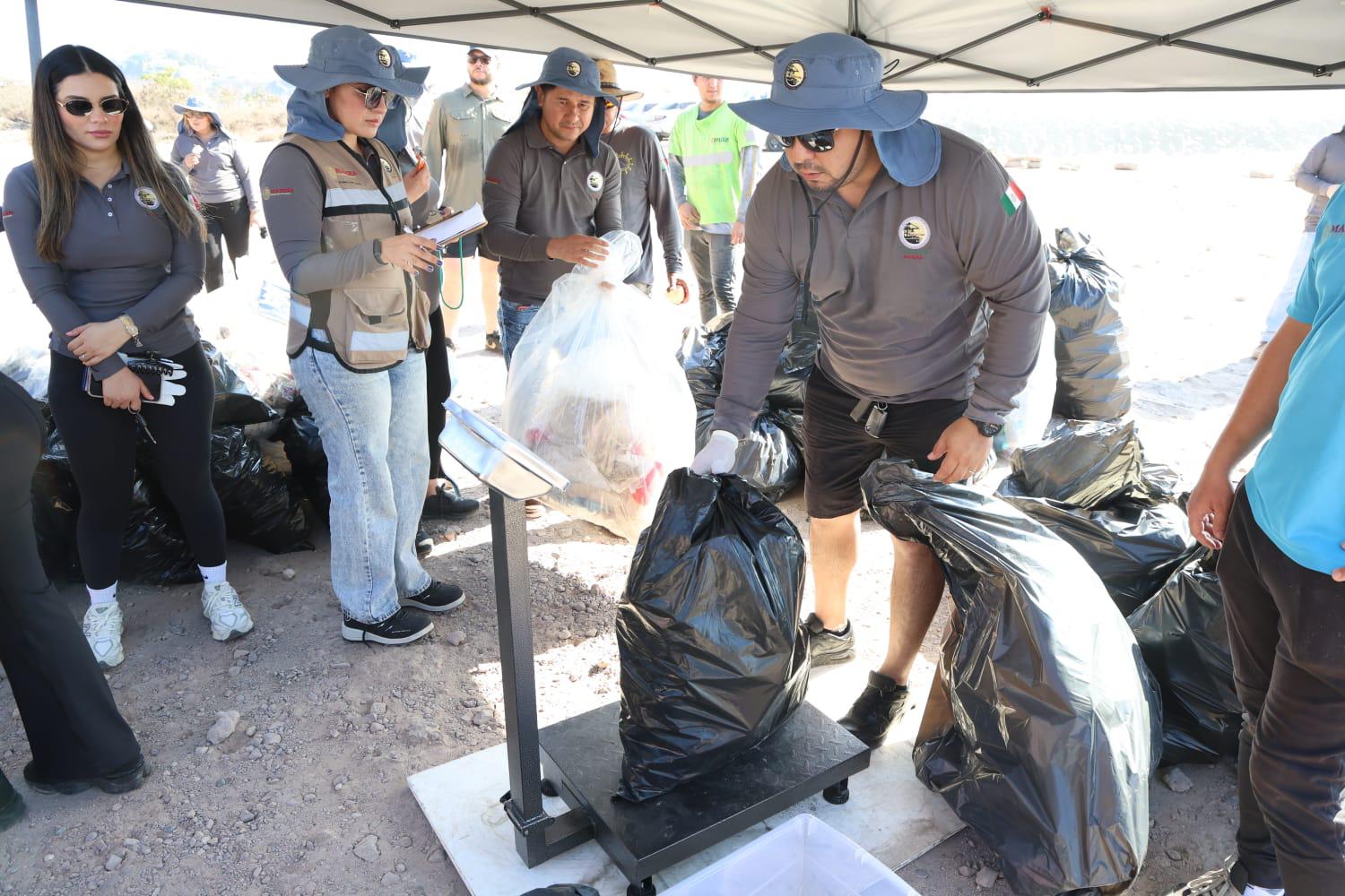 $!Retiran media tonelada de residuos en limpieza a la escollera del Faro, en Mazatlán