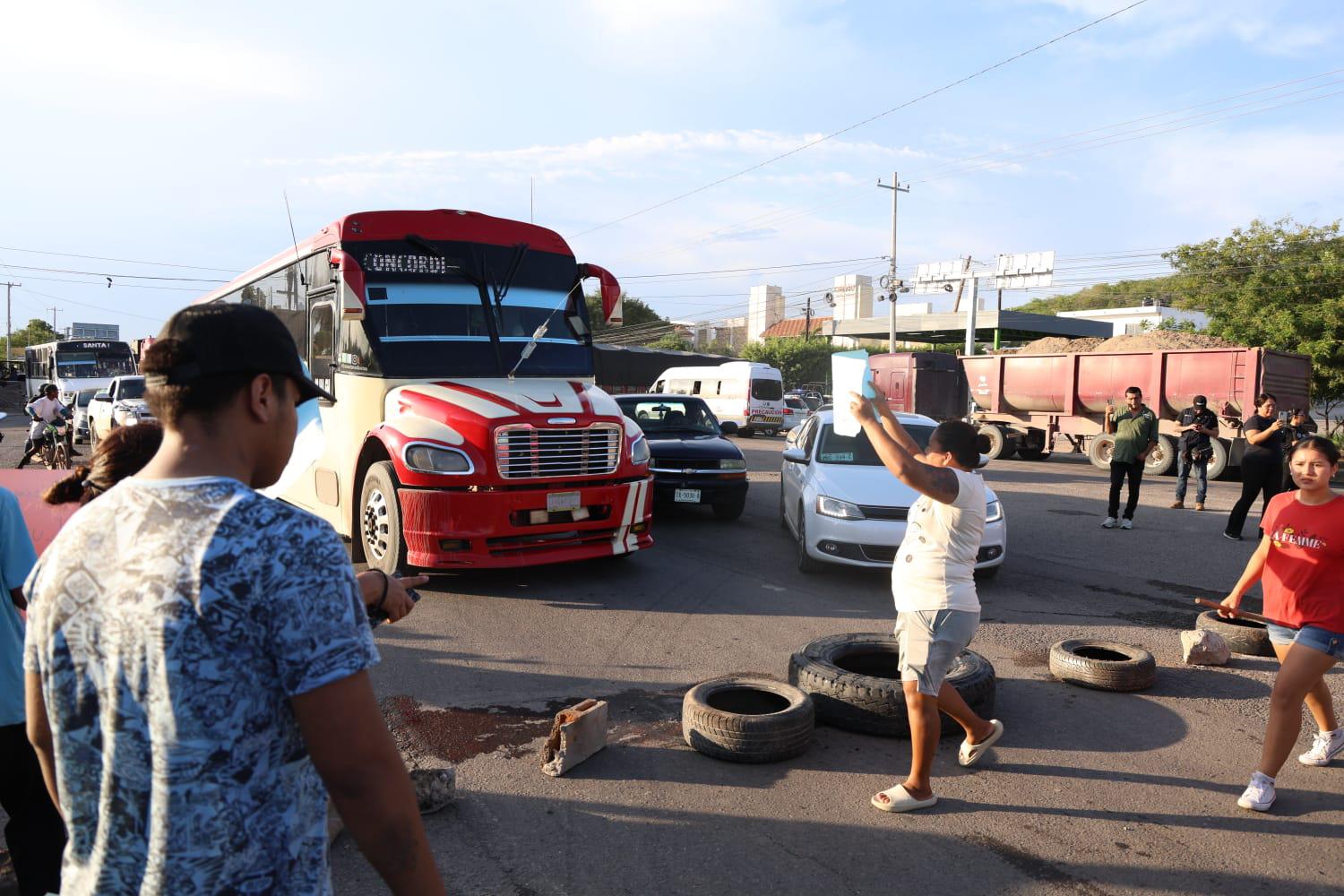 $!Vecinos bloquean la carretera Internacional al sur en Mazatlán por falta de energía eléctrica