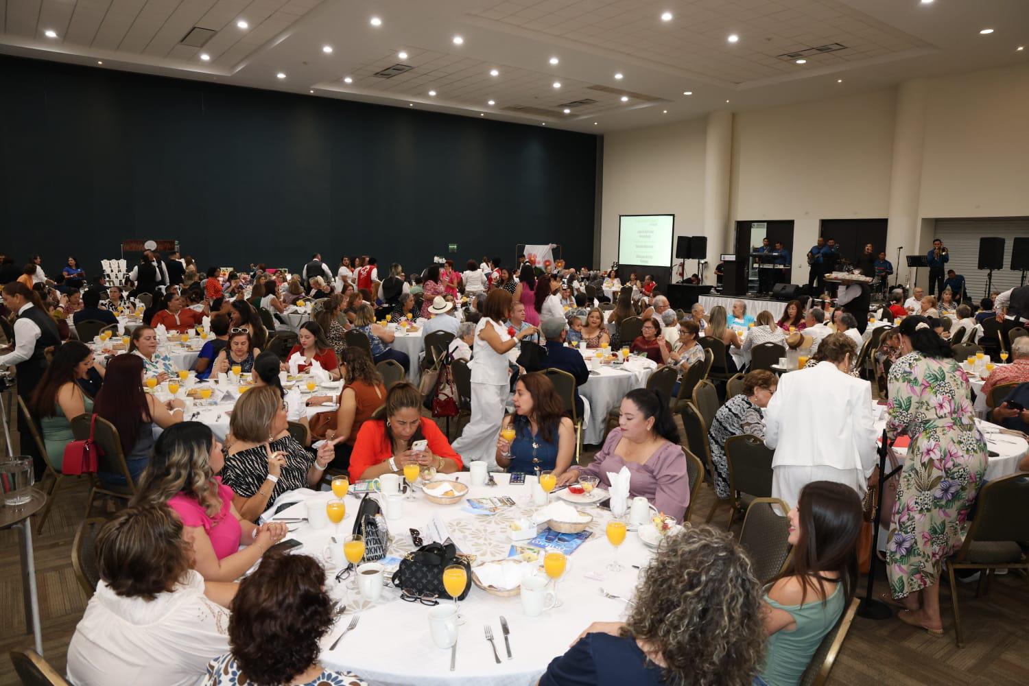 $!Se distingue la solidaridad y el reconocimiento en el desayuno ‘Las Flores de Mayo’ de Cruz Roja en Mazatlán