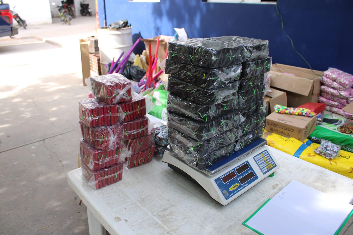 $!En Escuinapa aseguran 280 kilos de pirotecnia que eran trasladados en una camioneta