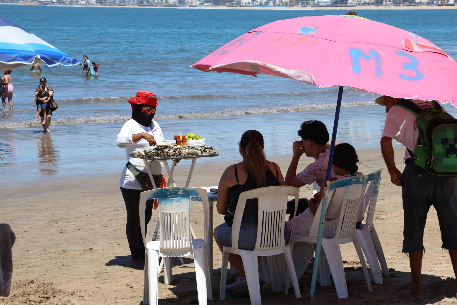 $!Disminuyen quemadores, pero persiste oleaje en playas de Mazatlán; llaman a extremar precauciones