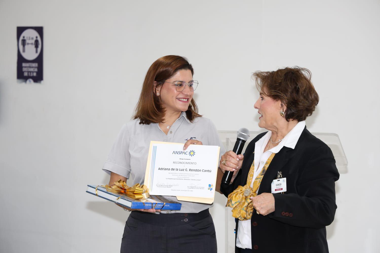 $!Adriana de la Luz Genoveva Rendón Cantú recibió un reconocimiento por su participación.