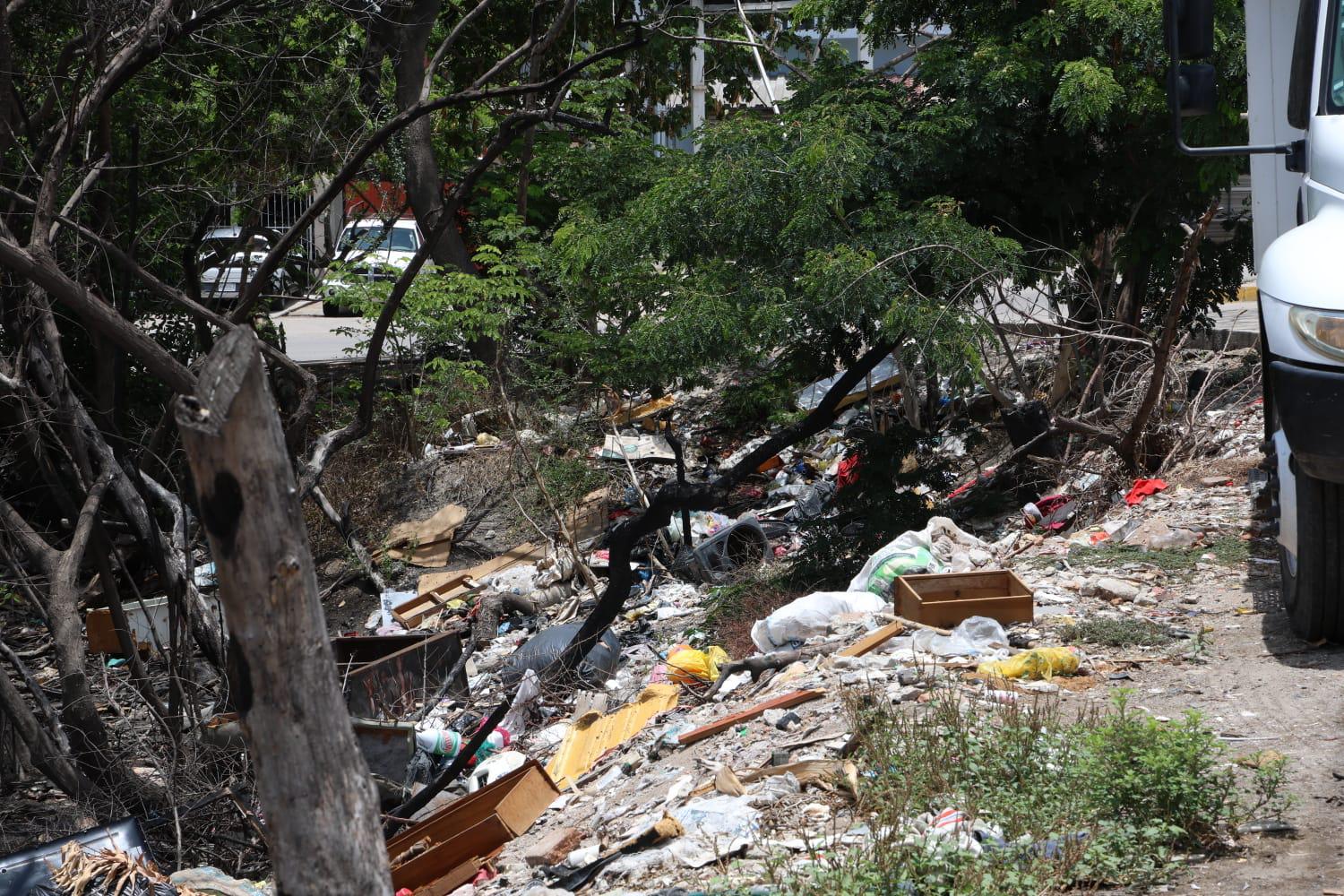 $!Tras las lluvias, estero del Infiernillo vuelve a cubrirse de basura en Mazatlán
