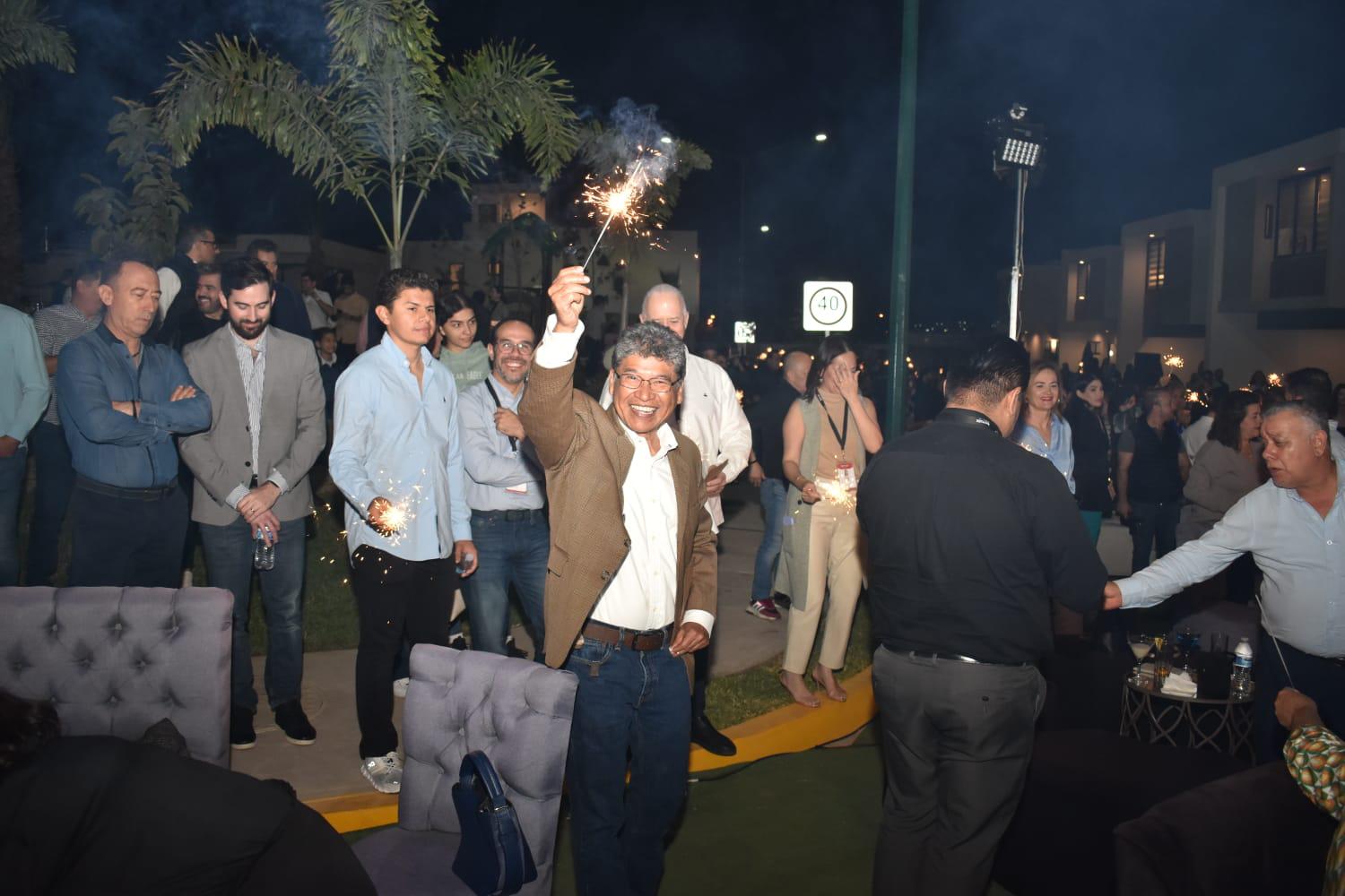 $!Luis Armando Kuroda levanta la luz de bengala para apoyar la inauguración de Perisur II.