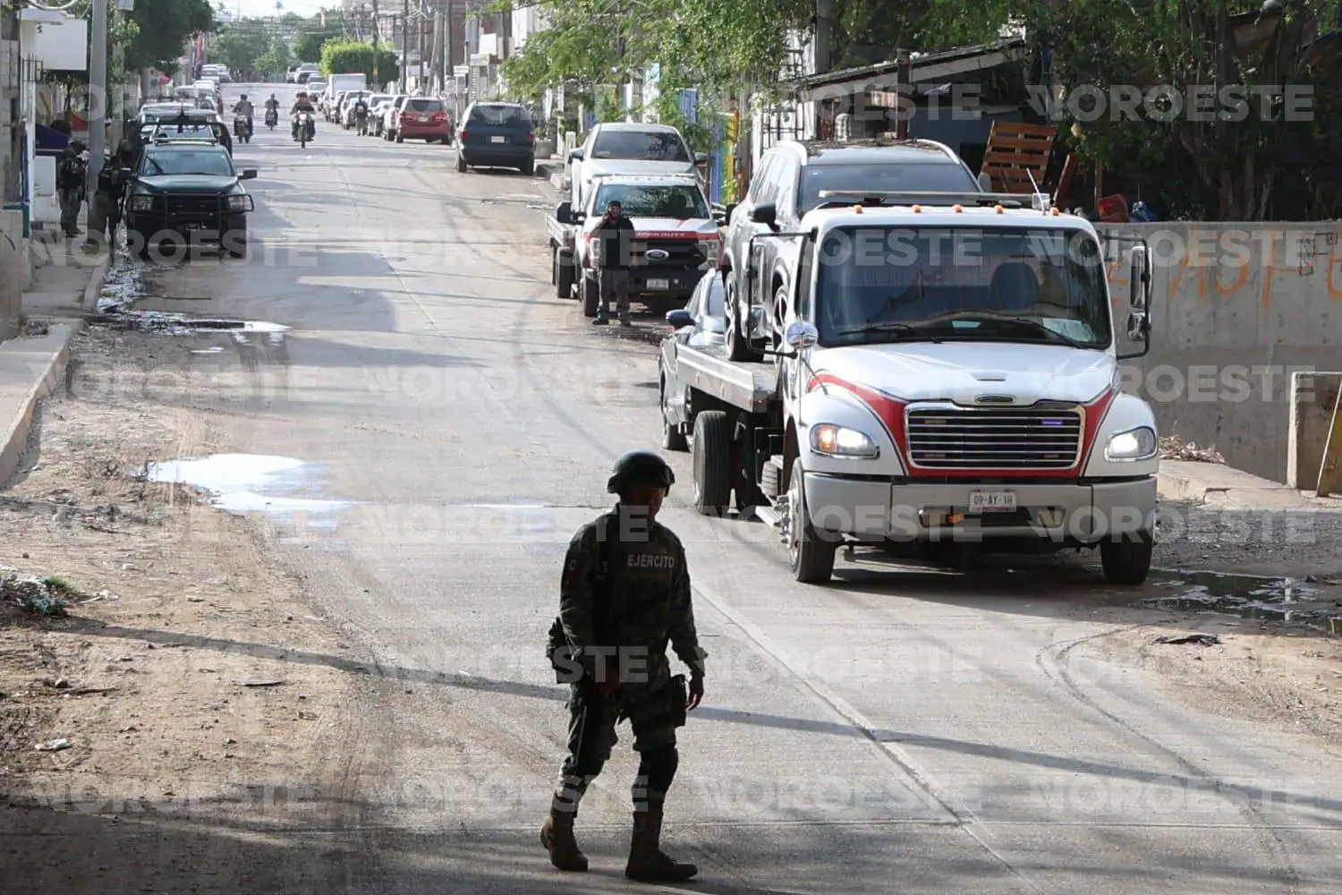 $!Aseguran taller y 3 camionetas durante operativo en la Lico Velarde, en Mazatlán
