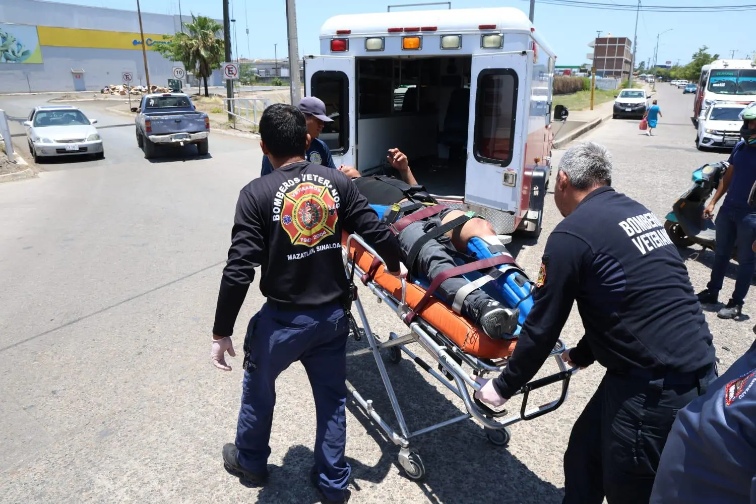 $!Joven motociclista sufre fractura tras choque con camioneta en Mazatlán