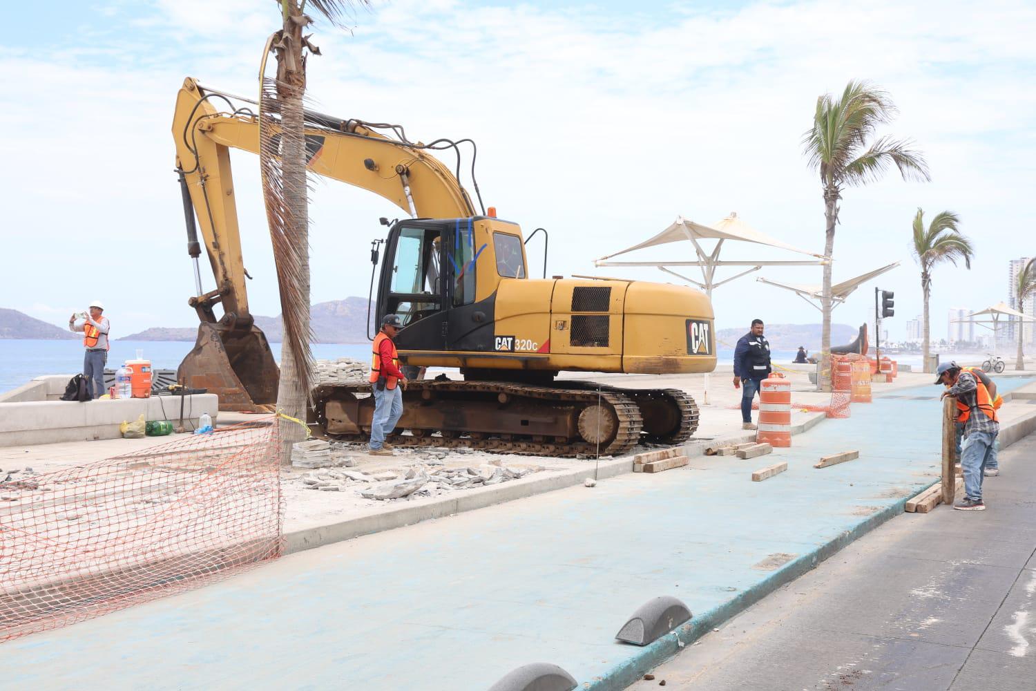 $!Demuelen concreto en parte colapsada del malecón como primera fase de la rehabilitación