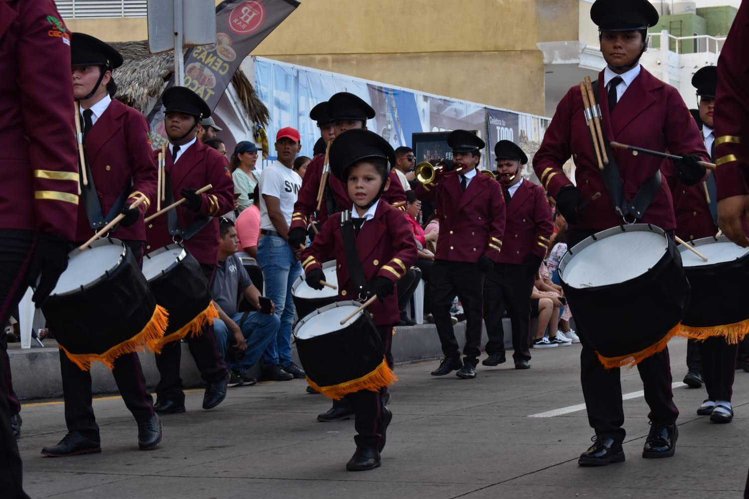 $!Conmemoran en Mazatlán la Revolución Mexicana con desfile en el malecón
