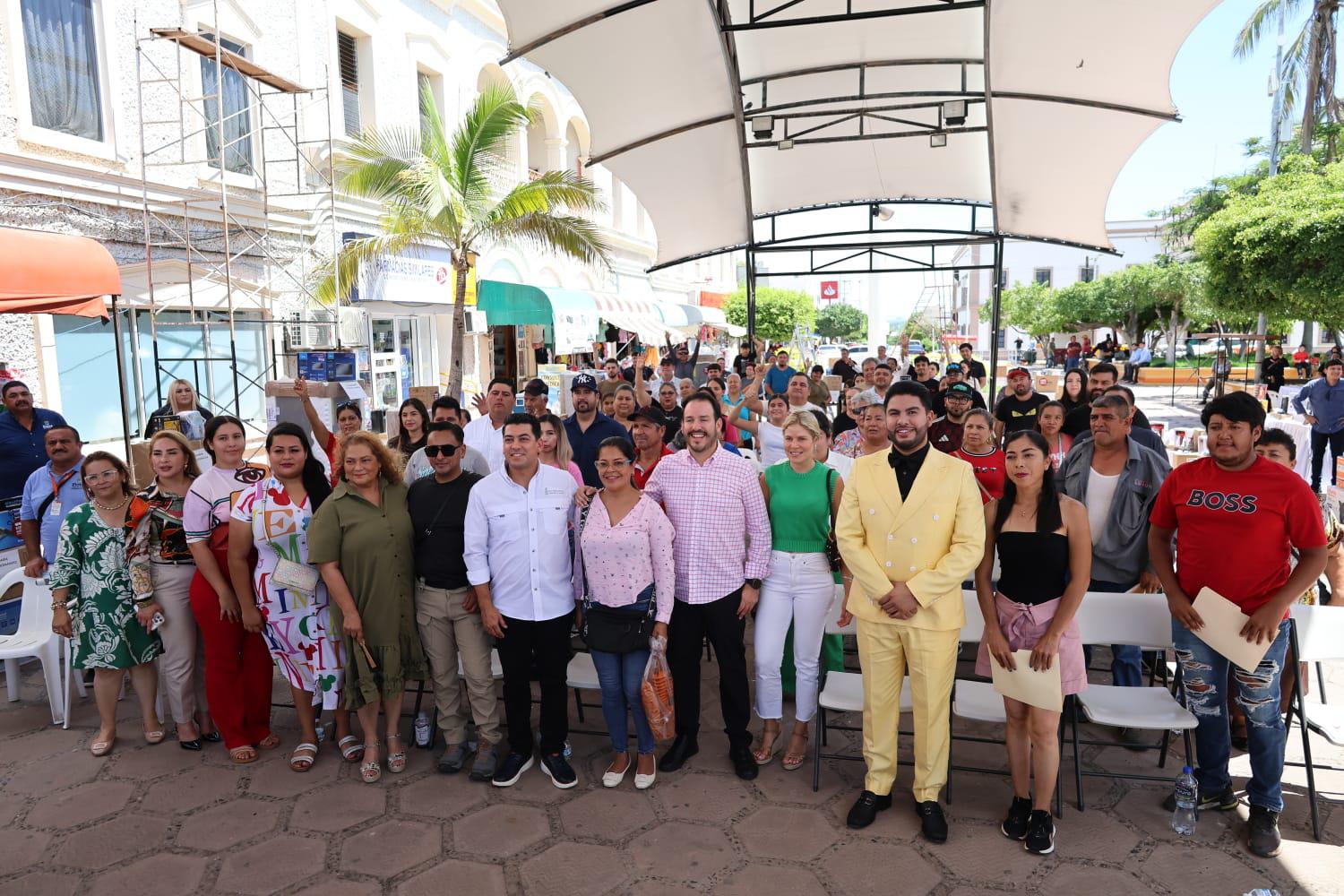 $!Equipan a emprendedores y microempresarios del municipio de Elota