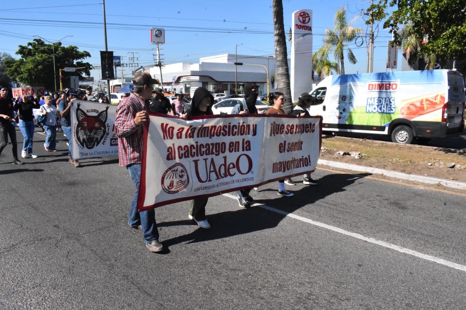 $!¡Rector por dedazo: no!, alumnos y docentes de la UAdeO marchan en Culiacán