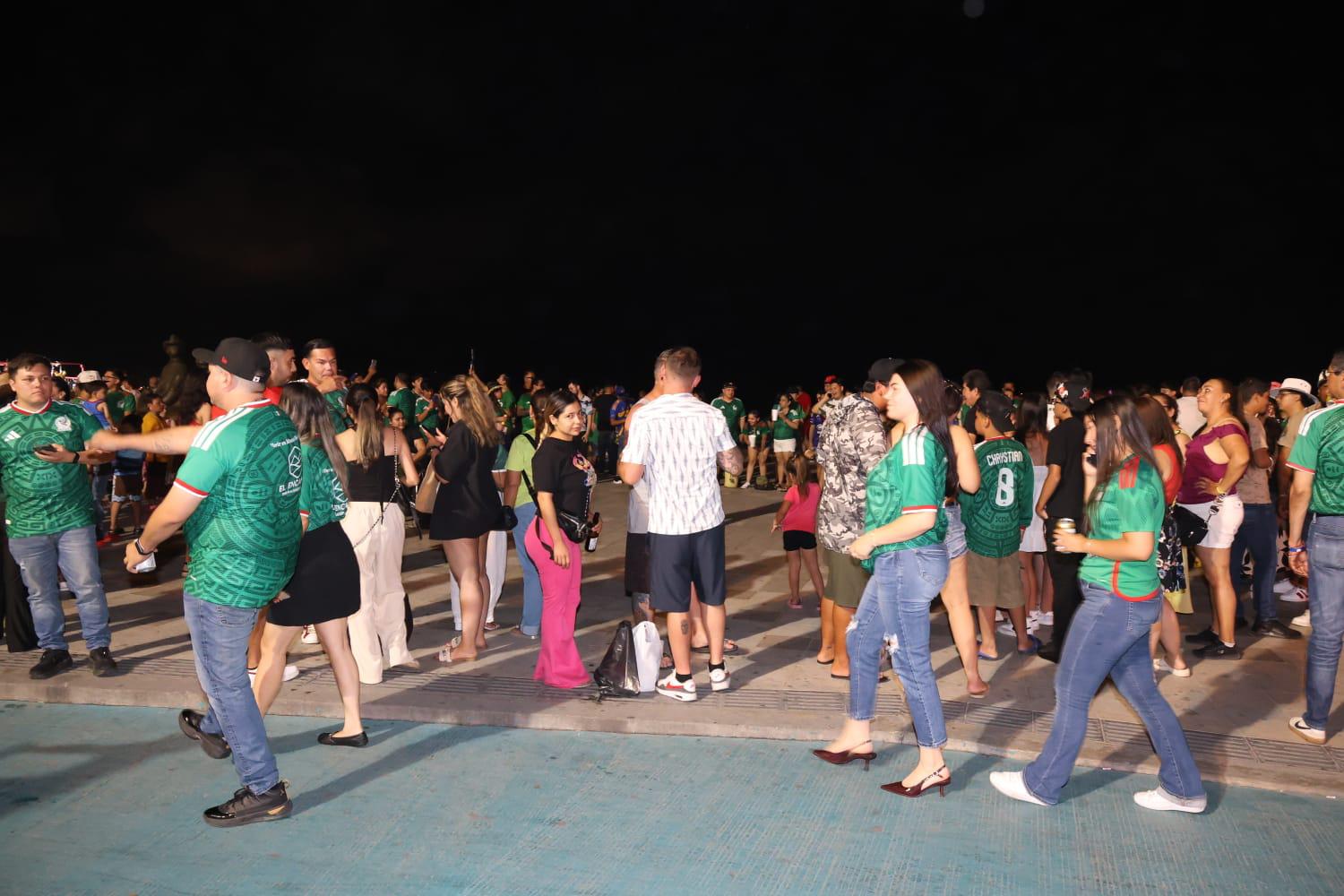 $!Mazatlán celebra con fiesta en el malecón triunfo de México ante Corea