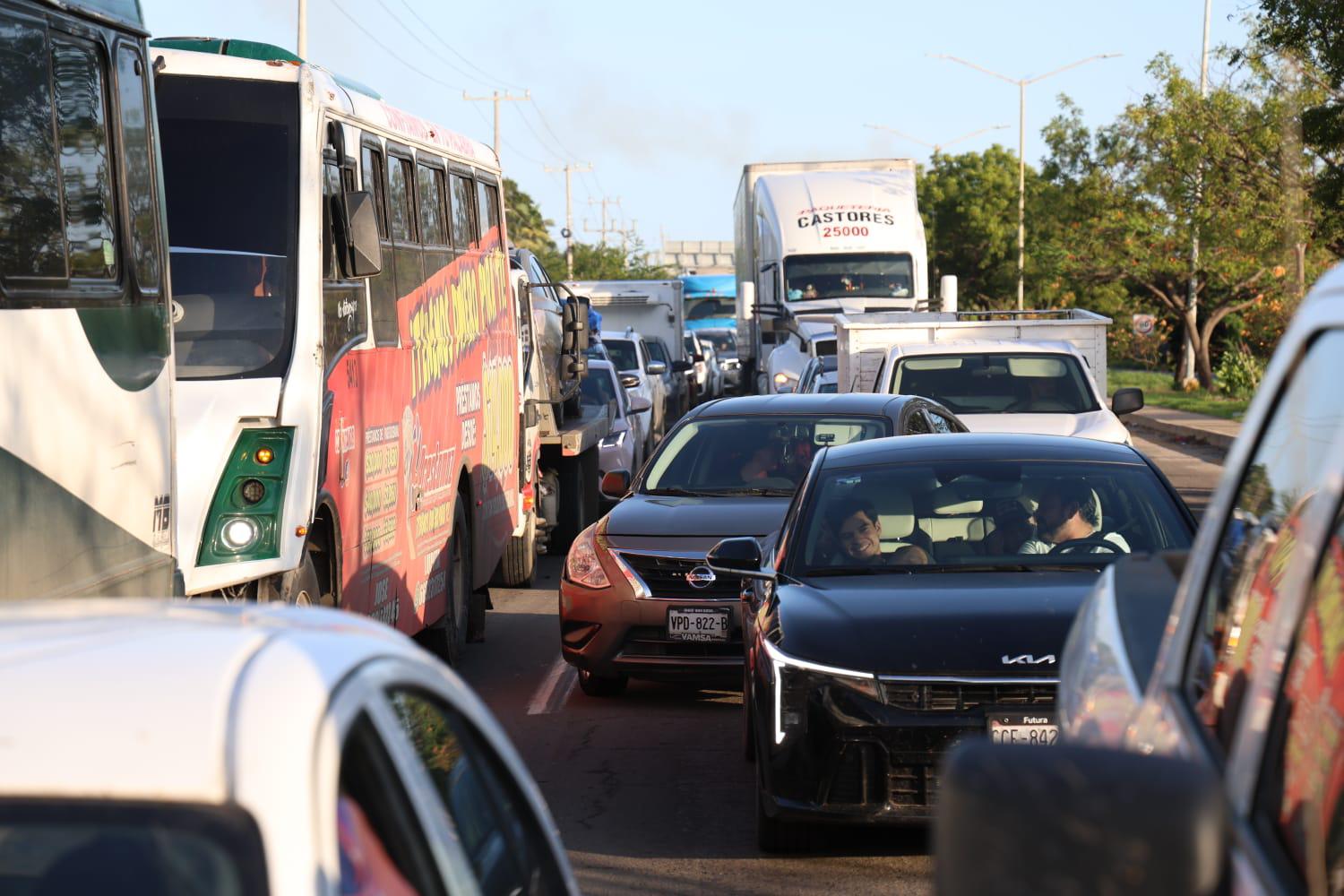 $!Vecinos bloquean la carretera Internacional al sur en Mazatlán por falta de energía eléctrica