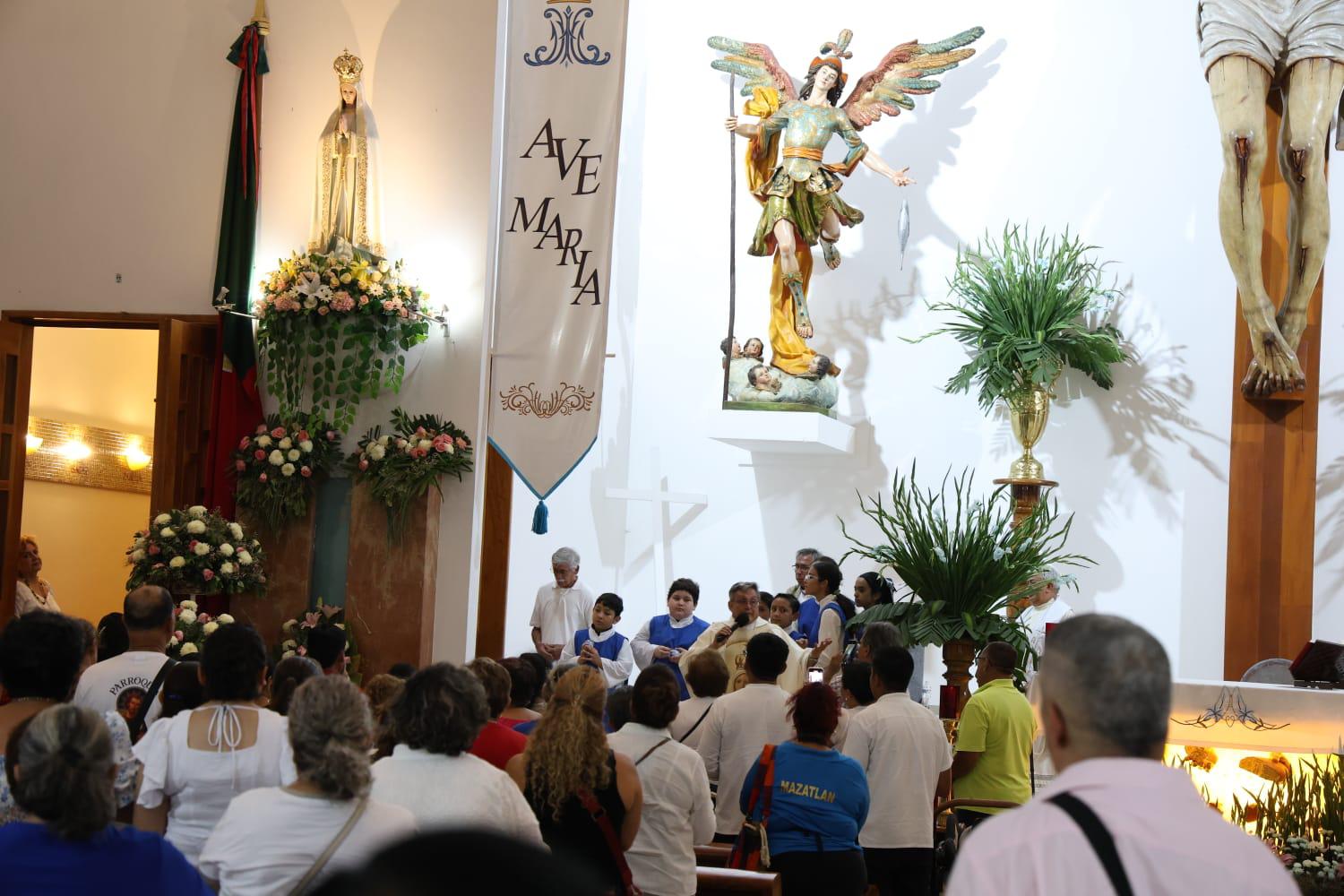 $!Piden por la paz y los desaparecidos en peregrinación de la Virgen de Fátima en Mazatlán