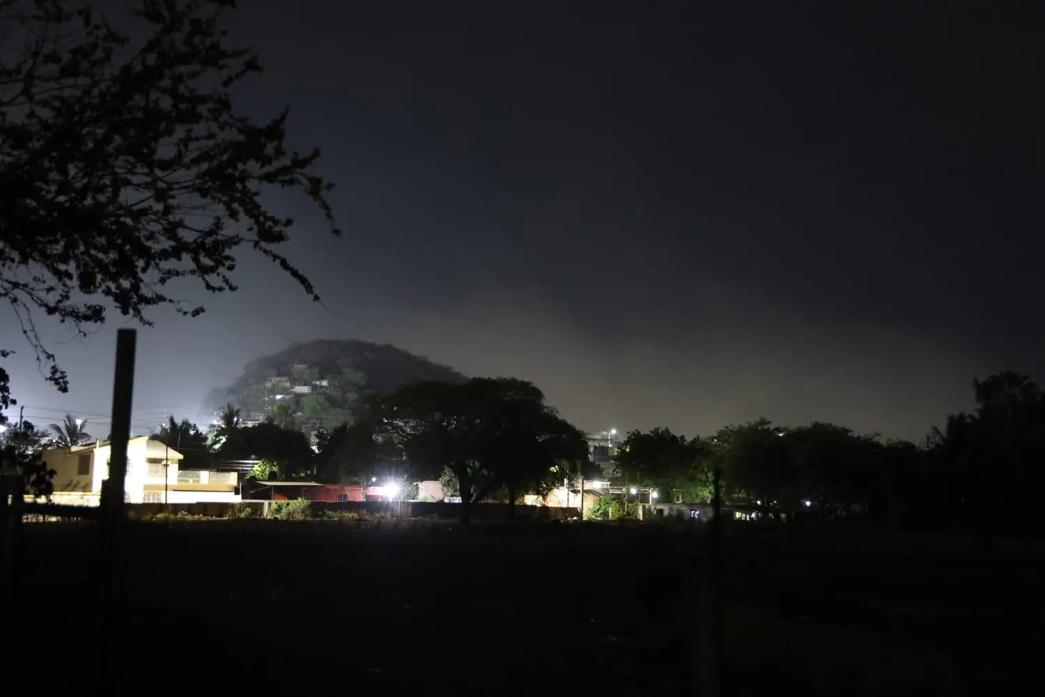 $!Humo del incendio en el basurón de Mazatlán vuelve a afectar a la ciudad