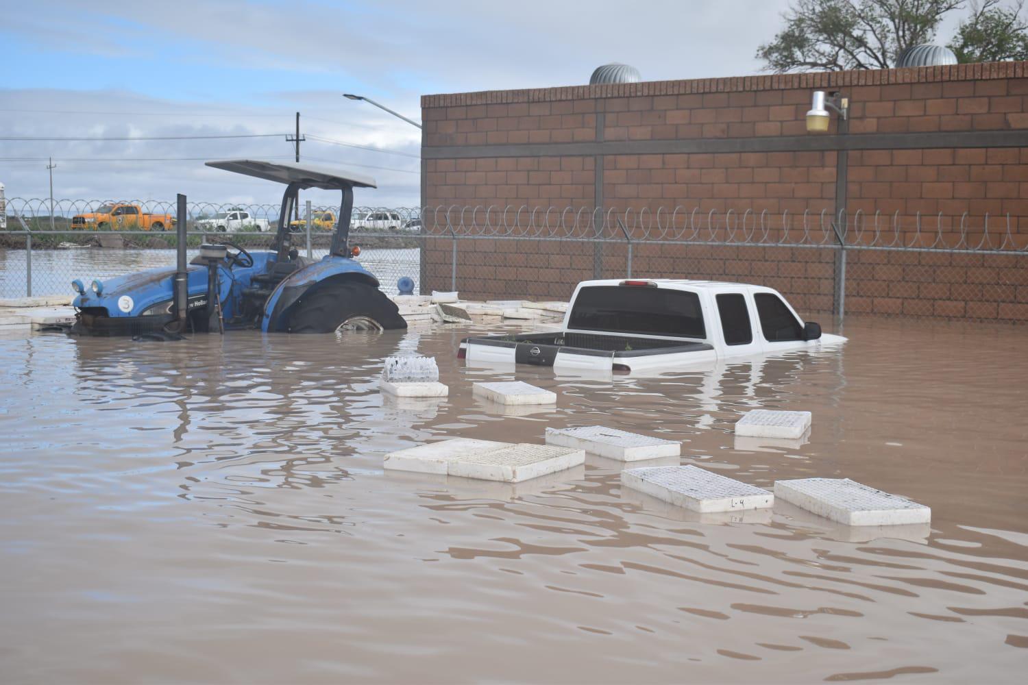 $!Rescatan a 74 jornaleros por inundación en campo agrícola de Villa Juárez