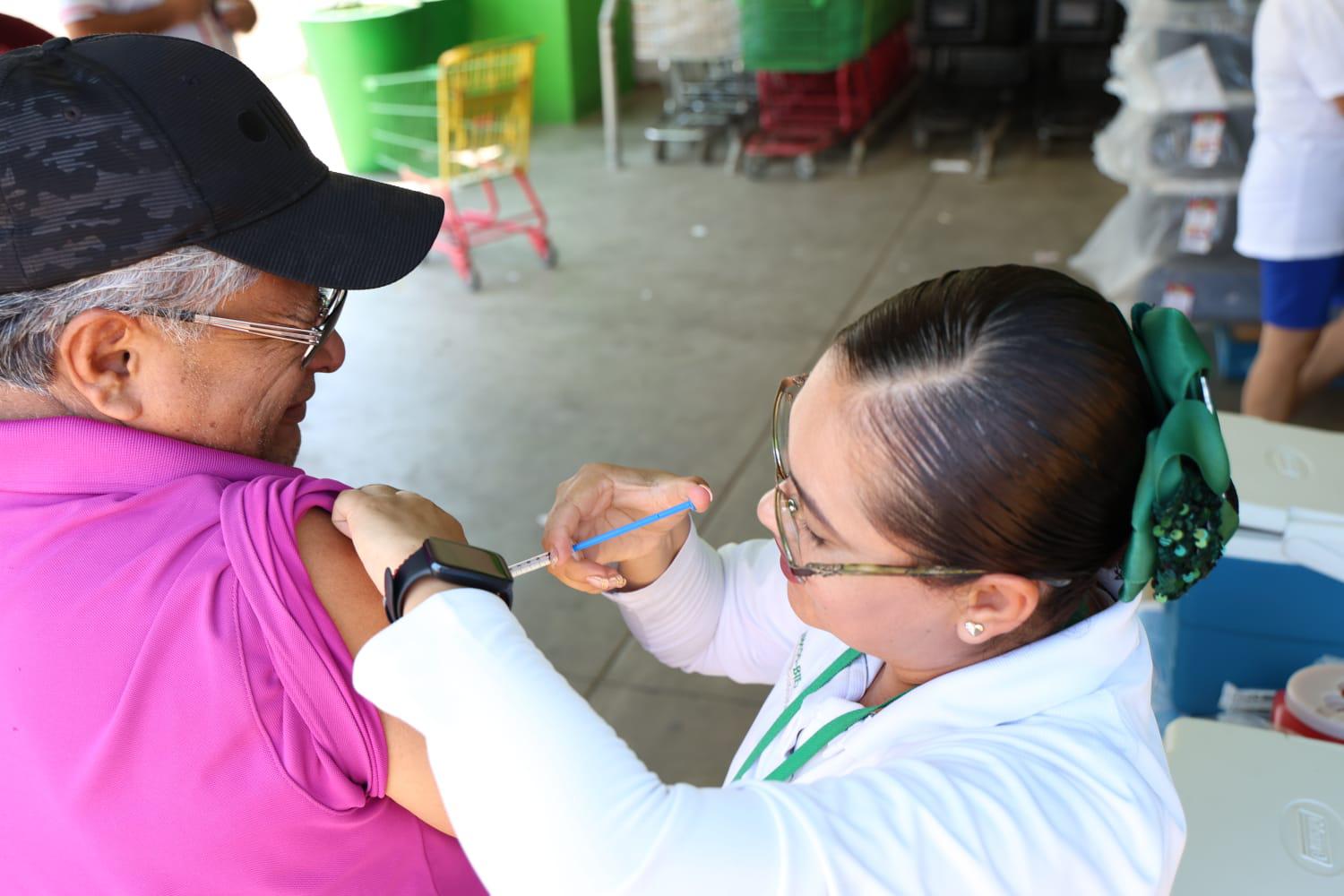 $!Atienden a menores y adultos en jornada de vacunación en Pradera Dorada II, en Mazatlán