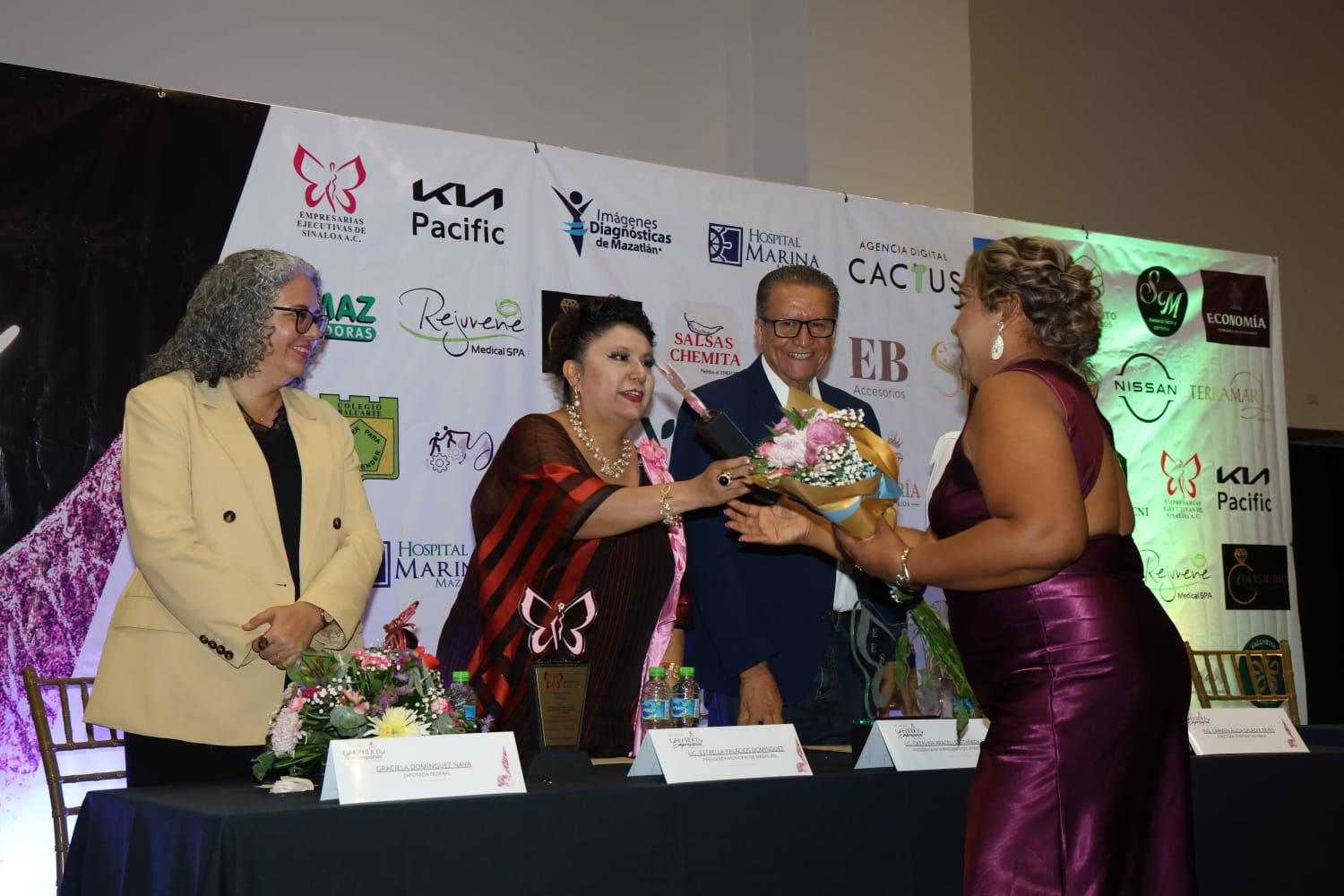 $!Reconocen a mujeres líderes en Mazatlán durante el Galardón Empresarial y Preseas al Mérito 2026