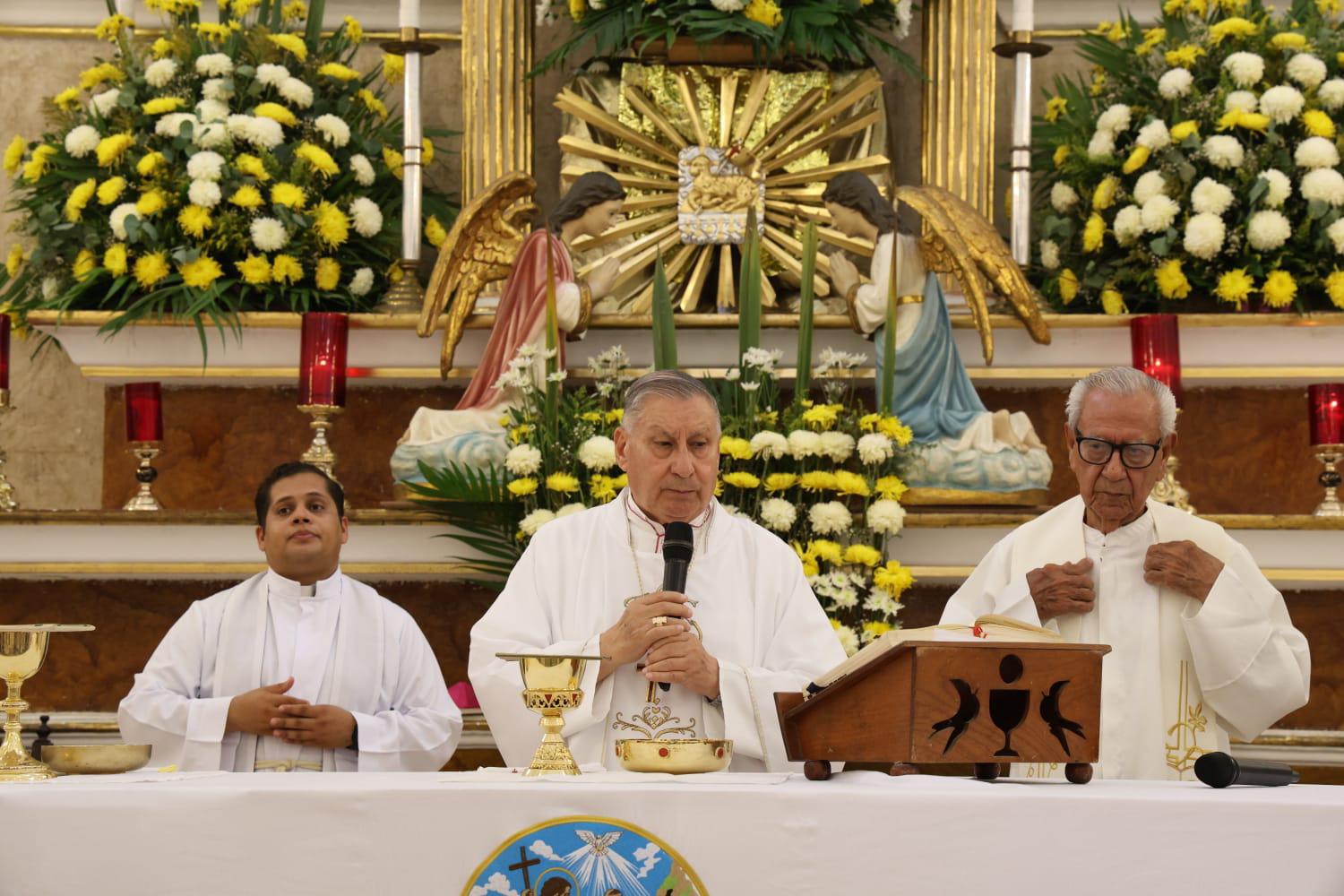 $!Encabeza Obispo de Mazatlán misa en honor a San Juan en Villa Unión