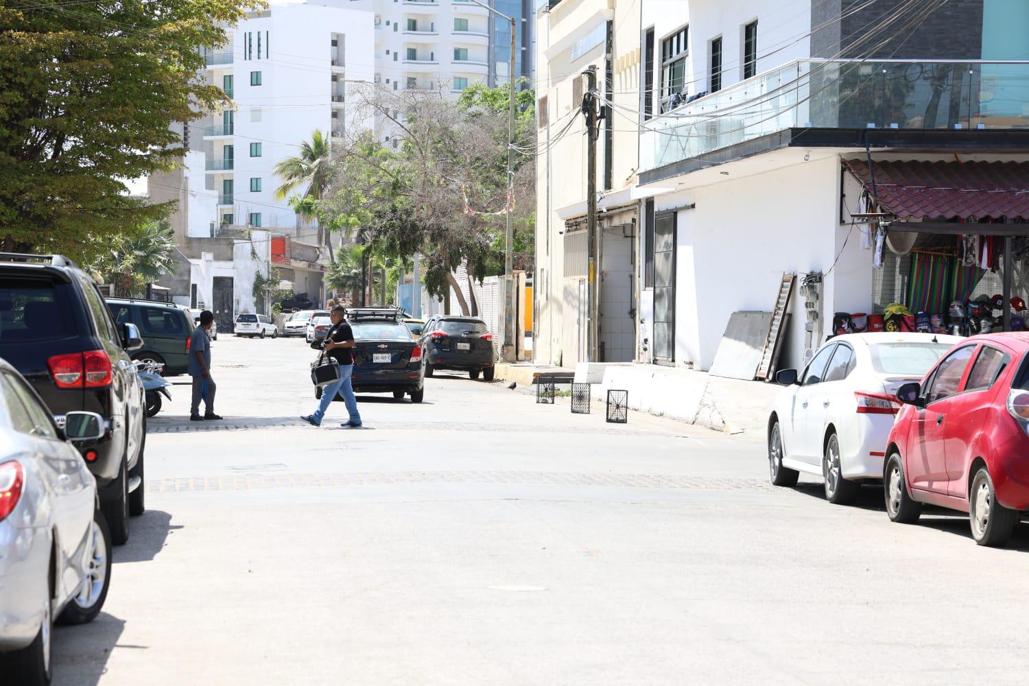 $!Reaparecen objetos para apartar estacionamiento en la Zona Dorada a un día de operativo