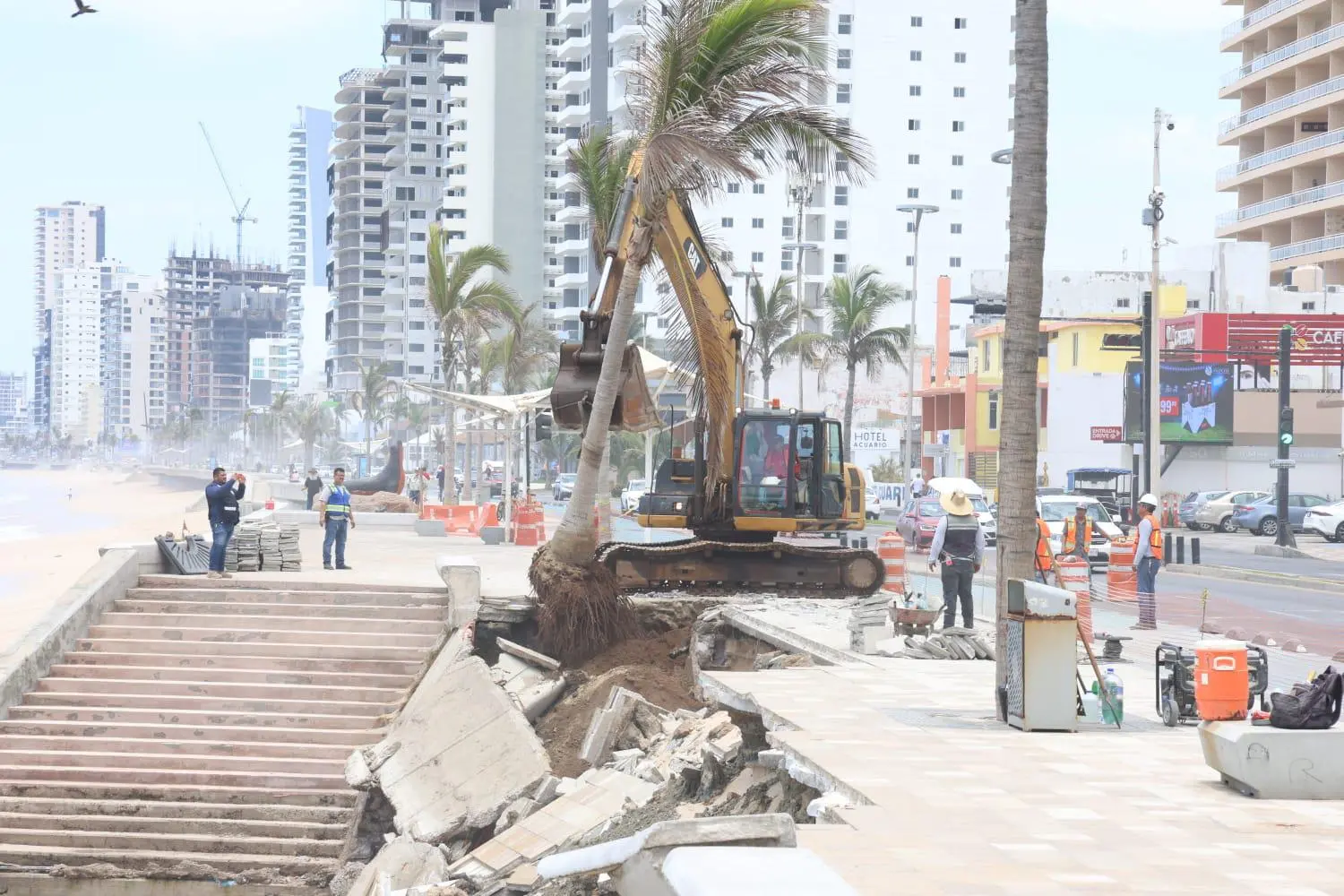 $!Demuelen concreto en parte colapsada del malecón como primera fase de la rehabilitación