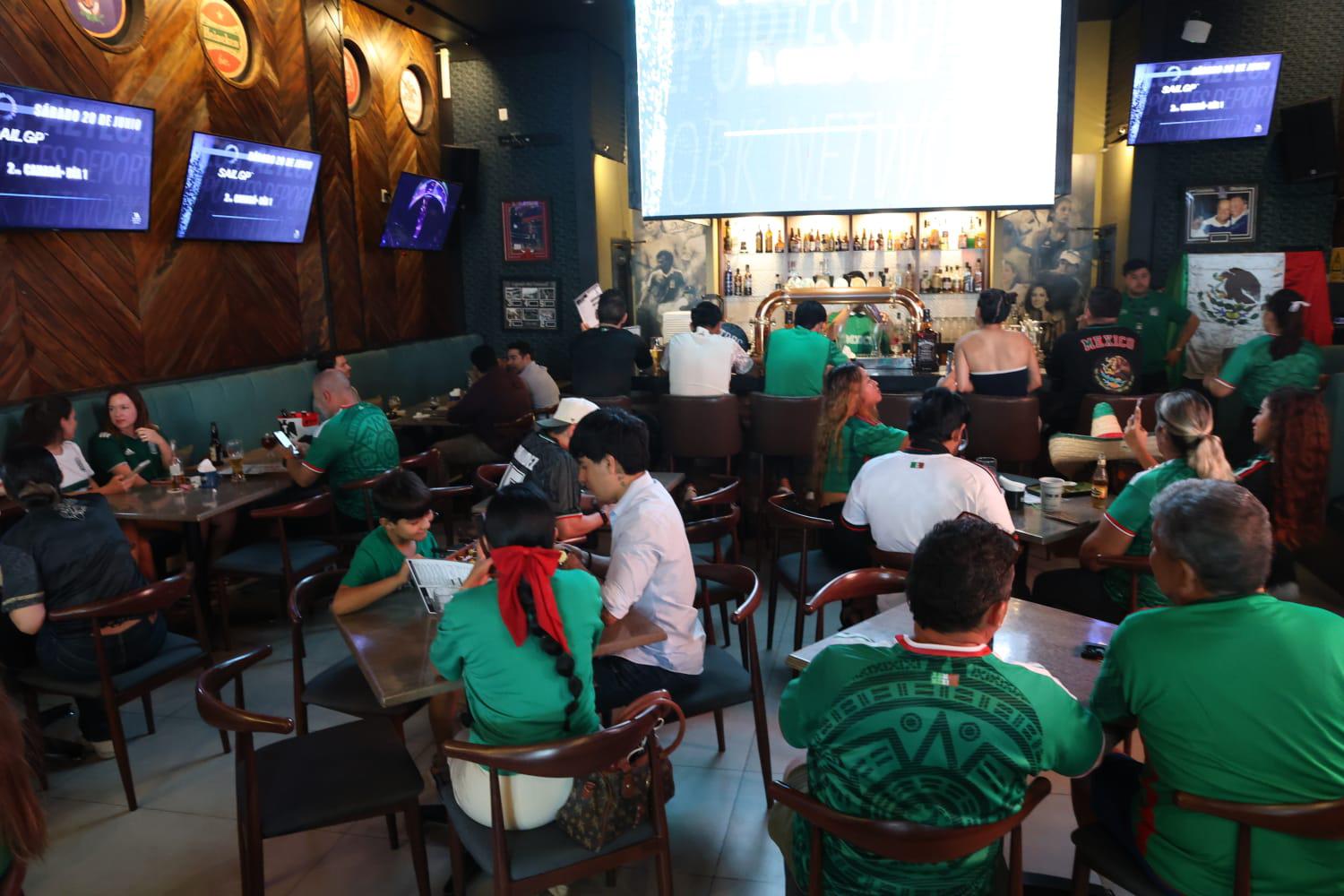 $!Sports bars de Mazatlán toman la delantera en asistencia previo al México vs. Corea del Sur