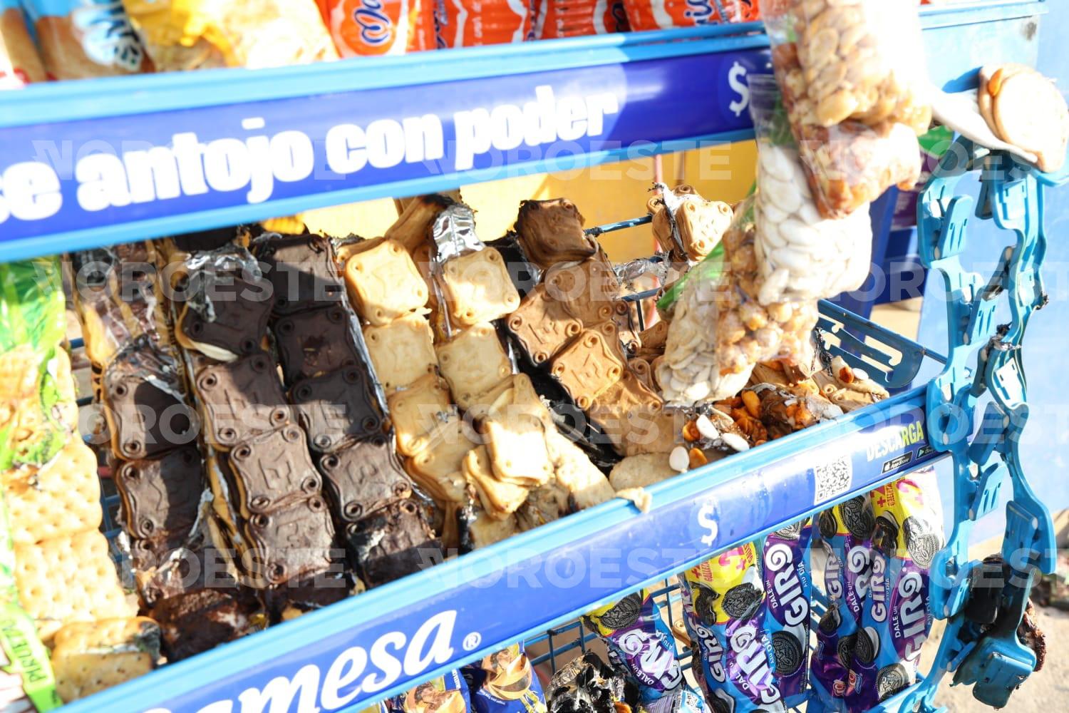 $!Hombre lanza gasolina y prende fuego a una tienda de abarrotes de la colonia Rincón de Urías de Mazatlán